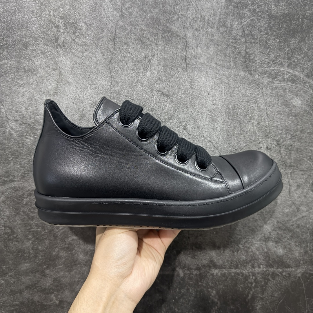 【莞顶渠道】RO瑞克 欧文斯Rick owens 粗绑带 纯黑 进口原料牛皮 莞产超级顶货 新配色陆续上架 产品只会越做越漂亮💯 鞋头采用原版一致工艺 又翘又歪的效果目前这个技术市面上的任何版本都达不到这个效果 私模开发 细节一步到位不敢说百分百💯保证有百分之98还原 慢工出细活 好的产品不怕晚 这次的开发针对艺术家 收藏家 高品质 的人群 水染粒面小牛皮材质,和针车间距都是极致还原! 顶级头层的小牛皮,质感无敌,奢侈品的触感! 定制品牌logo的拉链!超大一比一规格礼盒装,重达3斤以上,外加定制欧文斯保护盒! 配有日文、英文,双语种配件卡片!细节诠释,一件不落。 鞋盒翻盖 三标,正面+底部都一一做到!虽然增加不了实质的成本,但是打磨产品的细节,再微小也会还原! 尺码:35 36 37 38 39 40 41 42 43 44 45 46-选品中心