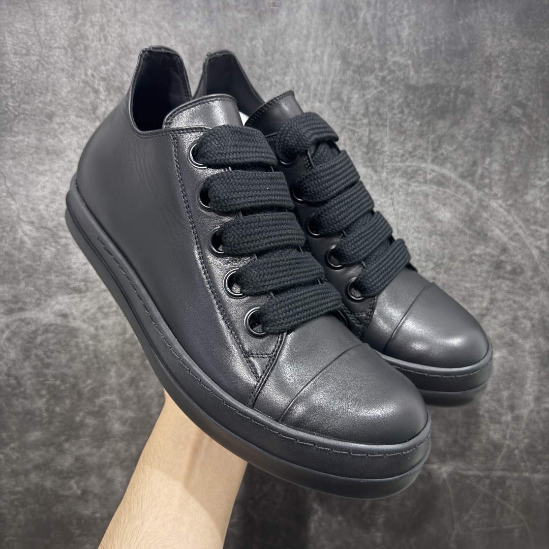 【莞顶渠道】RO瑞克 欧文斯Rick owens 粗绑带 纯黑 进口原料牛皮 莞产超级顶货 新配色陆续上架 产品只会越做越漂亮💯 鞋头采用原版一致工艺 又翘又歪的效果目前这个技术市面上的任何版本都达不到这个效果 私模开发 细节一步到位不敢说百分百💯保证有百分之98还原 慢工出细活 好的产品不怕晚 这次的开发针对艺术家 收藏家 高品质 的人群 水染粒面小牛皮材质,和针车间距都是极致还原! 顶级头层的小牛皮,质感无敌,奢侈品的触感! 定制品牌logo的拉链!超大一比一规格礼盒装,重达3斤以上,外加定制欧文斯保护盒! 配有日文、英文,双语种配件卡片!细节诠释,一件不落。 鞋盒翻盖 三标,正面+底部都一一做到!虽然增加不了实质的成本,但是打磨产品的细节,再微小也会还原! 尺码:35 36 37 38 39 40 41 42 43 44 45 46-选品中心