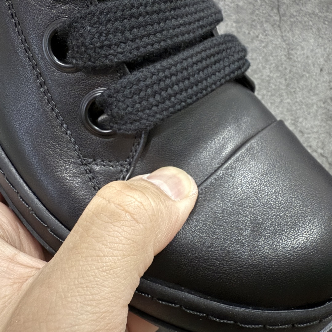 图片[4]-【莞顶渠道】RO瑞克 欧文斯Rick owens 粗绑带 纯黑 进口原料牛皮 莞产超级顶货 新配色陆续上架 产品只会越做越漂亮💯 鞋头采用原版一致工艺 又翘又歪的效果目前这个技术市面上的任何版本都达不到这个效果 私模开发 细节一步到位不敢说百分百💯保证有百分之98还原 慢工出细活 好的产品不怕晚 这次的开发针对艺术家 收藏家 高品质 的人群 水染粒面小牛皮材质，和针车间距都是极致还原！ 顶级头层的小牛皮，质感无敌，奢侈品的触感！ 定制品牌logo的拉链！超大一比一规格礼盒装，重达3斤以上，外加定制欧文斯保护盒！ 配有日文、英文，双语种配件卡片！细节诠释，一件不落。 鞋盒翻盖 三标，正面+底部都一一做到！虽然增加不了实质的成本，但是打磨产品的细节，再微小也会还原！ 尺码：35 36 37 38 39 40 41 42 43 44 45 46-选品中心