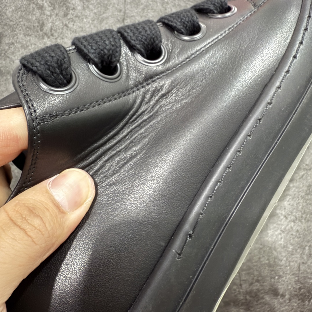 图片[3]-【莞顶渠道】RO瑞克 欧文斯Rick owens 粗绑带 纯黑 进口原料牛皮 莞产超级顶货 新配色陆续上架 产品只会越做越漂亮💯 鞋头采用原版一致工艺 又翘又歪的效果目前这个技术市面上的任何版本都达不到这个效果 私模开发 细节一步到位不敢说百分百💯保证有百分之98还原 慢工出细活 好的产品不怕晚 这次的开发针对艺术家 收藏家 高品质 的人群 水染粒面小牛皮材质，和针车间距都是极致还原！ 顶级头层的小牛皮，质感无敌，奢侈品的触感！ 定制品牌logo的拉链！超大一比一规格礼盒装，重达3斤以上，外加定制欧文斯保护盒！ 配有日文、英文，双语种配件卡片！细节诠释，一件不落。 鞋盒翻盖 三标，正面+底部都一一做到！虽然增加不了实质的成本，但是打磨产品的细节，再微小也会还原！ 尺码：35 36 37 38 39 40 41 42 43 44 45 46-选品中心