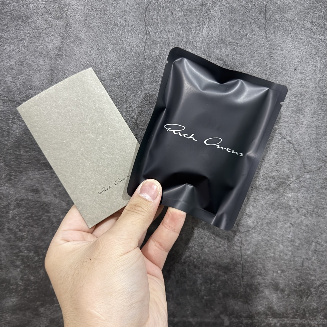 图片[8]-【莞顶渠道】RO瑞克 欧文斯Rick owens 粗绑带 纯黑 进口原料牛皮 莞产超级顶货 新配色陆续上架 产品只会越做越漂亮💯 鞋头采用原版一致工艺 又翘又歪的效果目前这个技术市面上的任何版本都达不到这个效果 私模开发 细节一步到位不敢说百分百💯保证有百分之98还原 慢工出细活 好的产品不怕晚 这次的开发针对艺术家 收藏家 高品质 的人群 水染粒面小牛皮材质，和针车间距都是极致还原！ 顶级头层的小牛皮，质感无敌，奢侈品的触感！ 定制品牌logo的拉链！超大一比一规格礼盒装，重达3斤以上，外加定制欧文斯保护盒！ 配有日文、英文，双语种配件卡片！细节诠释，一件不落。 鞋盒翻盖 三标，正面+底部都一一做到！虽然增加不了实质的成本，但是打磨产品的细节，再微小也会还原！ 尺码：35 36 37 38 39 40 41 42 43 44 45 46-选品中心