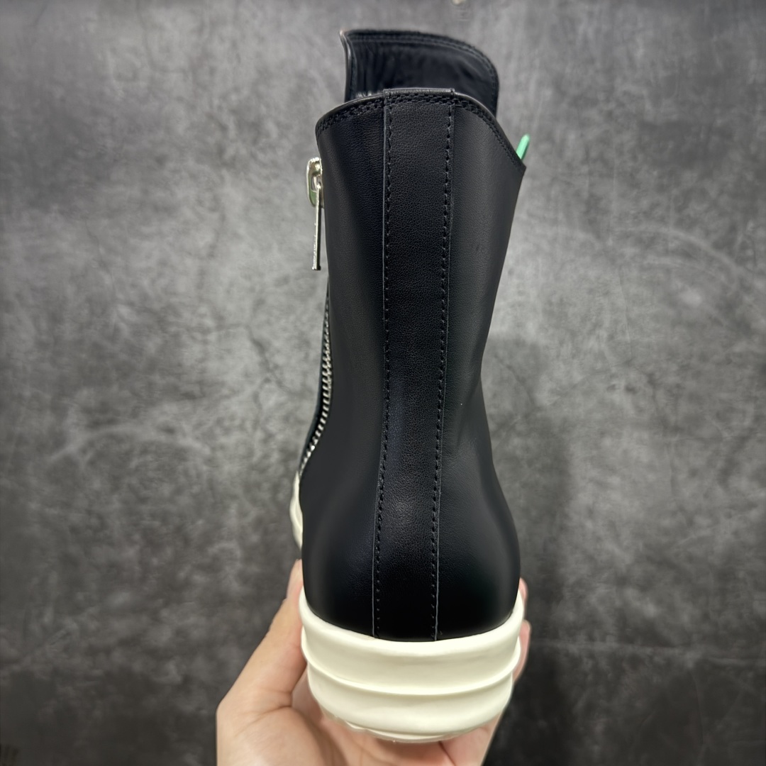 图片[4]-【莞顶渠道】RO瑞克 欧文斯Rick owens 高帮皮面 进口原料牛皮 莞产超级顶货 新配色陆续上架 产品只会越做越漂亮💯 鞋头采用原版一致工艺 又翘又歪的效果目前这个技术市面上的任何版本都达不到这个效果 私模开发 细节一步到位不敢说百分百💯保证有百分之98还原 慢工出细活 好的产品不怕晚 这次的开发针对艺术家 收藏家 高品质 的人群 水染粒面小牛皮材质，和针车间距都是极致还原！ 顶级头层的小牛皮，质感无敌，奢侈品的触感！ 定制品牌logo的拉链！超大一比一规格礼盒装，重达3斤以上，外加定制欧文斯保护盒！ 配有日文、英文，双语种配件卡片！细节诠释，一件不落。 鞋盒翻盖 三标，正面+底部都一一做到！虽然增加不了实质的成本，但是打磨产品的细节，再微小也会还原！ 尺码：35 36 37 38 39 40 41 42 43 44 45 46-选品中心