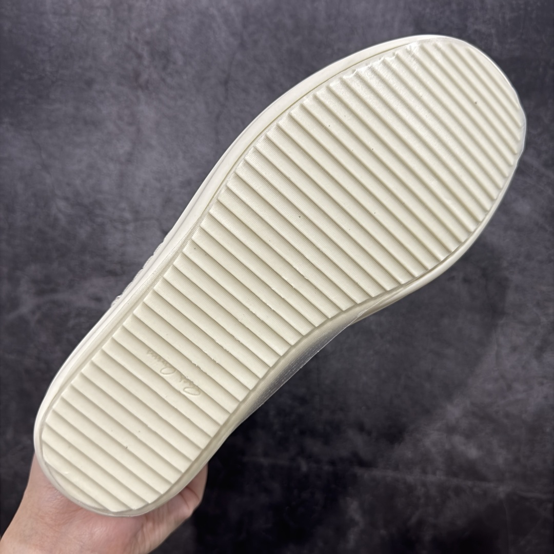 图片[9]-【莞顶渠道】RO瑞克 欧文斯Rick owens 高帮皮面 进口原料牛皮 莞产超级顶货 新配色陆续上架 产品只会越做越漂亮💯 鞋头采用原版一致工艺 又翘又歪的效果目前这个技术市面上的任何版本都达不到这个效果 私模开发 细节一步到位不敢说百分百💯保证有百分之98还原 慢工出细活 好的产品不怕晚 这次的开发针对艺术家 收藏家 高品质 的人群 水染粒面小牛皮材质，和针车间距都是极致还原！ 顶级头层的小牛皮，质感无敌，奢侈品的触感！ 定制品牌logo的拉链！超大一比一规格礼盒装，重达3斤以上，外加定制欧文斯保护盒！ 配有日文、英文，双语种配件卡片！细节诠释，一件不落。 鞋盒翻盖 三标，正面+底部都一一做到！虽然增加不了实质的成本，但是打磨产品的细节，再微小也会还原！ 尺码：35 36 37 38 39 40 41 42 43 44 45 46-选品中心