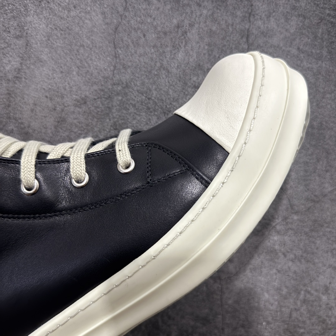 图片[6]-【莞顶渠道】RO瑞克 欧文斯Rick owens 高帮皮面 进口原料牛皮 莞产超级顶货 新配色陆续上架 产品只会越做越漂亮💯 鞋头采用原版一致工艺 又翘又歪的效果目前这个技术市面上的任何版本都达不到这个效果 私模开发 细节一步到位不敢说百分百💯保证有百分之98还原 慢工出细活 好的产品不怕晚 这次的开发针对艺术家 收藏家 高品质 的人群 水染粒面小牛皮材质，和针车间距都是极致还原！ 顶级头层的小牛皮，质感无敌，奢侈品的触感！ 定制品牌logo的拉链！超大一比一规格礼盒装，重达3斤以上，外加定制欧文斯保护盒！ 配有日文、英文，双语种配件卡片！细节诠释，一件不落。 鞋盒翻盖 三标，正面+底部都一一做到！虽然增加不了实质的成本，但是打磨产品的细节，再微小也会还原！ 尺码：35 36 37 38 39 40 41 42 43 44 45 46-选品中心