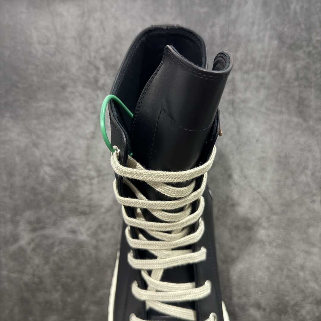 图片[8]-【莞顶渠道】RO瑞克 欧文斯Rick owens 高帮皮面 进口原料牛皮 莞产超级顶货 新配色陆续上架 产品只会越做越漂亮💯 鞋头采用原版一致工艺 又翘又歪的效果目前这个技术市面上的任何版本都达不到这个效果 私模开发 细节一步到位不敢说百分百💯保证有百分之98还原 慢工出细活 好的产品不怕晚 这次的开发针对艺术家 收藏家 高品质 的人群 水染粒面小牛皮材质，和针车间距都是极致还原！ 顶级头层的小牛皮，质感无敌，奢侈品的触感！ 定制品牌logo的拉链！超大一比一规格礼盒装，重达3斤以上，外加定制欧文斯保护盒！ 配有日文、英文，双语种配件卡片！细节诠释，一件不落。 鞋盒翻盖 三标，正面+底部都一一做到！虽然增加不了实质的成本，但是打磨产品的细节，再微小也会还原！ 尺码：35 36 37 38 39 40 41 42 43 44 45 46-选品中心