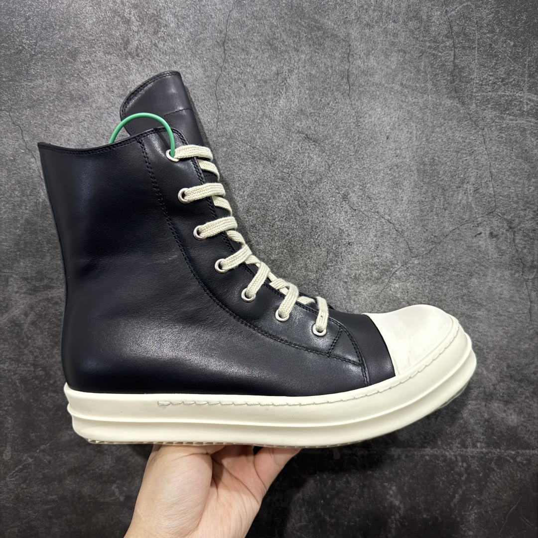 【莞顶渠道】RO瑞克 欧文斯Rick owens 高帮皮面 进口原料牛皮 莞产超级顶货 新配色陆续上架 产品只会越做越漂亮💯 鞋头采用原版一致工艺 又翘又歪的效果目前这个技术市面上的任何版本都达不到这个效果 私模开发 细节一步到位不敢说百分百💯保证有百分之98还原 慢工出细活 好的产品不怕晚 这次的开发针对艺术家 收藏家 高品质 的人群 水染粒面小牛皮材质,和针车间距都是极致还原! 顶级头层的小牛皮,质感无敌,奢侈品的触感! 定制品牌logo的拉链!超大一比一规格礼盒装,重达3斤以上,外加定制欧文斯保护盒! 配有日文、英文,双语种配件卡片!细节诠释,一件不落。 鞋盒翻盖 三标,正面+底部都一一做到!虽然增加不了实质的成本,但是打磨产品的细节,再微小也会还原! 尺码:35 36 37 38 39 40 41 42 43 44 45 46-选品中心