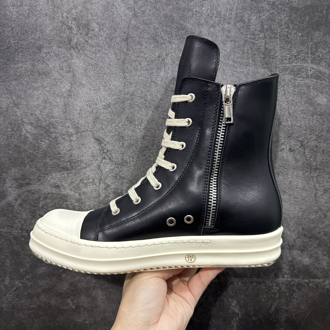 图片[2]-【莞顶渠道】RO瑞克 欧文斯Rick owens 高帮皮面 进口原料牛皮 莞产超级顶货 新配色陆续上架 产品只会越做越漂亮💯 鞋头采用原版一致工艺 又翘又歪的效果目前这个技术市面上的任何版本都达不到这个效果 私模开发 细节一步到位不敢说百分百💯保证有百分之98还原 慢工出细活 好的产品不怕晚 这次的开发针对艺术家 收藏家 高品质 的人群 水染粒面小牛皮材质，和针车间距都是极致还原！ 顶级头层的小牛皮，质感无敌，奢侈品的触感！ 定制品牌logo的拉链！超大一比一规格礼盒装，重达3斤以上，外加定制欧文斯保护盒！ 配有日文、英文，双语种配件卡片！细节诠释，一件不落。 鞋盒翻盖 三标，正面+底部都一一做到！虽然增加不了实质的成本，但是打磨产品的细节，再微小也会还原！ 尺码：35 36 37 38 39 40 41 42 43 44 45 46-选品中心