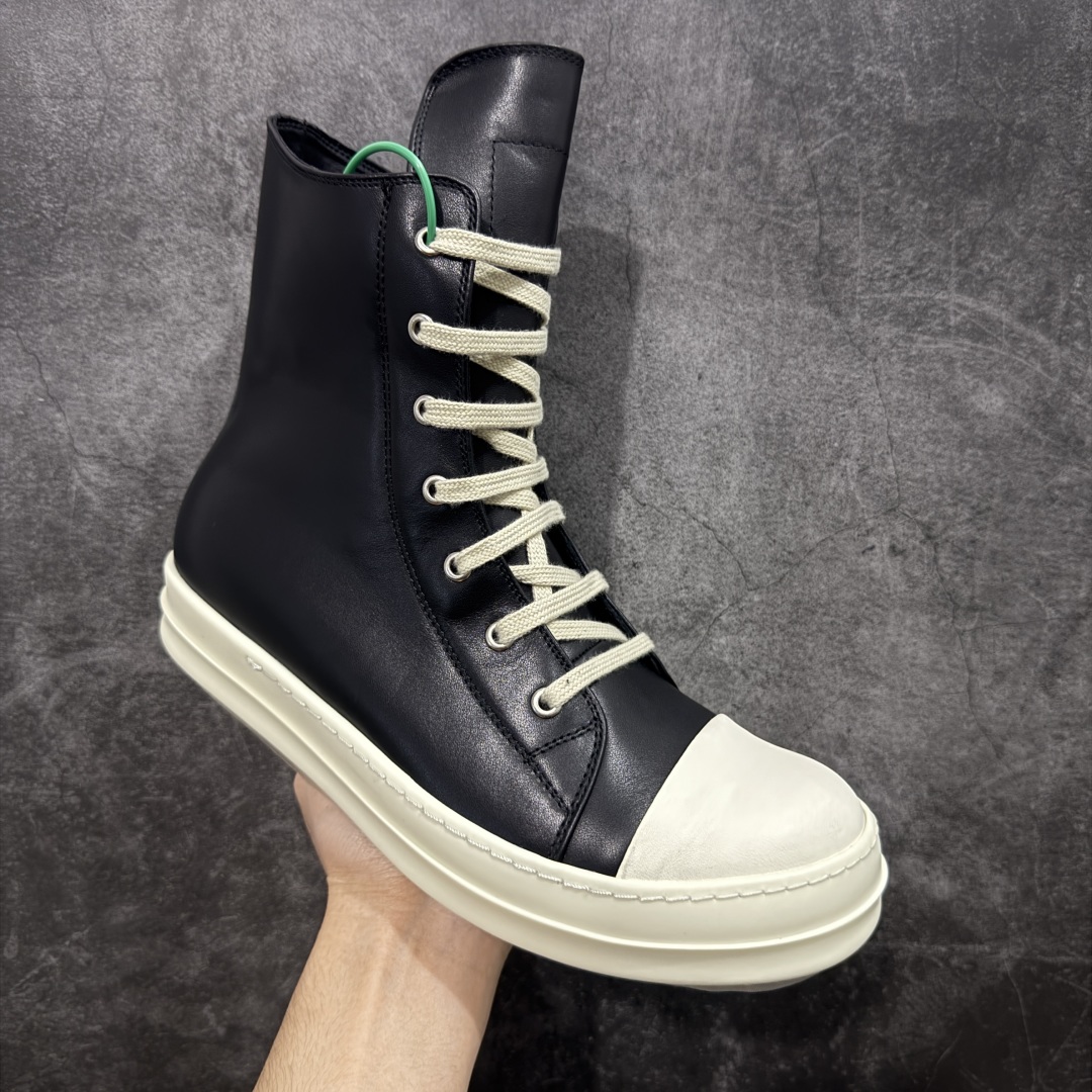 图片[3]-【莞顶渠道】RO瑞克 欧文斯Rick owens 高帮皮面 进口原料牛皮 莞产超级顶货 新配色陆续上架 产品只会越做越漂亮💯 鞋头采用原版一致工艺 又翘又歪的效果目前这个技术市面上的任何版本都达不到这个效果 私模开发 细节一步到位不敢说百分百💯保证有百分之98还原 慢工出细活 好的产品不怕晚 这次的开发针对艺术家 收藏家 高品质 的人群 水染粒面小牛皮材质，和针车间距都是极致还原！ 顶级头层的小牛皮，质感无敌，奢侈品的触感！ 定制品牌logo的拉链！超大一比一规格礼盒装，重达3斤以上，外加定制欧文斯保护盒！ 配有日文、英文，双语种配件卡片！细节诠释，一件不落。 鞋盒翻盖 三标，正面+底部都一一做到！虽然增加不了实质的成本，但是打磨产品的细节，再微小也会还原！ 尺码：35 36 37 38 39 40 41 42 43 44 45 46-选品中心