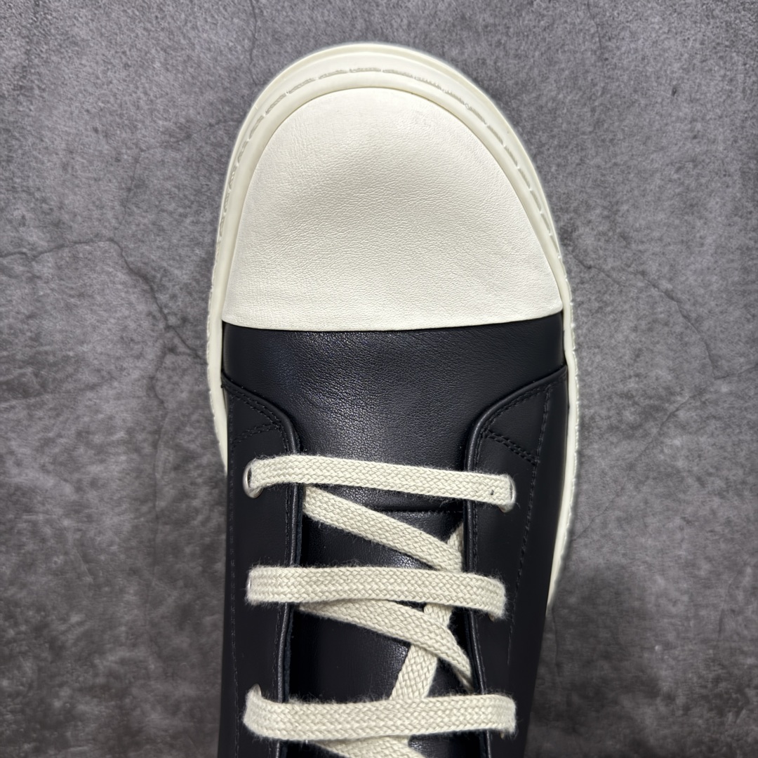 图片[5]-【莞顶渠道】RO瑞克 欧文斯Rick owens 高帮皮面 进口原料牛皮 莞产超级顶货 新配色陆续上架 产品只会越做越漂亮💯 鞋头采用原版一致工艺 又翘又歪的效果目前这个技术市面上的任何版本都达不到这个效果 私模开发 细节一步到位不敢说百分百💯保证有百分之98还原 慢工出细活 好的产品不怕晚 这次的开发针对艺术家 收藏家 高品质 的人群 水染粒面小牛皮材质，和针车间距都是极致还原！ 顶级头层的小牛皮，质感无敌，奢侈品的触感！ 定制品牌logo的拉链！超大一比一规格礼盒装，重达3斤以上，外加定制欧文斯保护盒！ 配有日文、英文，双语种配件卡片！细节诠释，一件不落。 鞋盒翻盖 三标，正面+底部都一一做到！虽然增加不了实质的成本，但是打磨产品的细节，再微小也会还原！ 尺码：35 36 37 38 39 40 41 42 43 44 45 46-选品中心