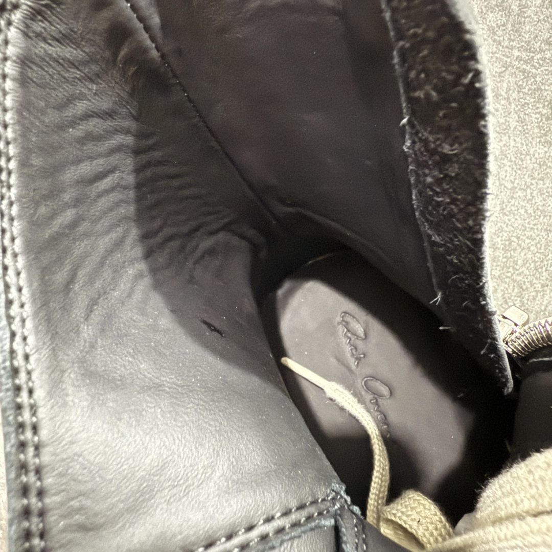 图片[6]-【莞顶渠道】RO瑞克 欧文斯Rick owens 高帮皮面 进口原料牛皮 莞产超级顶货 新配色陆续上架 产品只会越做越漂亮💯 鞋头采用原版一致工艺 又翘又歪的效果目前这个技术市面上的任何版本都达不到这个效果 私模开发 细节一步到位不敢说百分百💯保证有百分之98还原 慢工出细活 好的产品不怕晚 这次的开发针对艺术家 收藏家 高品质 的人群 水染粒面小牛皮材质，和针车间距都是极致还原！ 顶级头层的小牛皮，质感无敌，奢侈品的触感！ 定制品牌logo的拉链！超大一比一规格礼盒装，重达3斤以上，外加定制欧文斯保护盒！ 配有日文、英文，双语种配件卡片！细节诠释，一件不落。 鞋盒翻盖 三标，正面+底部都一一做到！虽然增加不了实质的成本，但是打磨产品的细节，再微小也会还原！ 尺码：35 36 37 38 39 40 41 42 43 44 45 46-选品中心