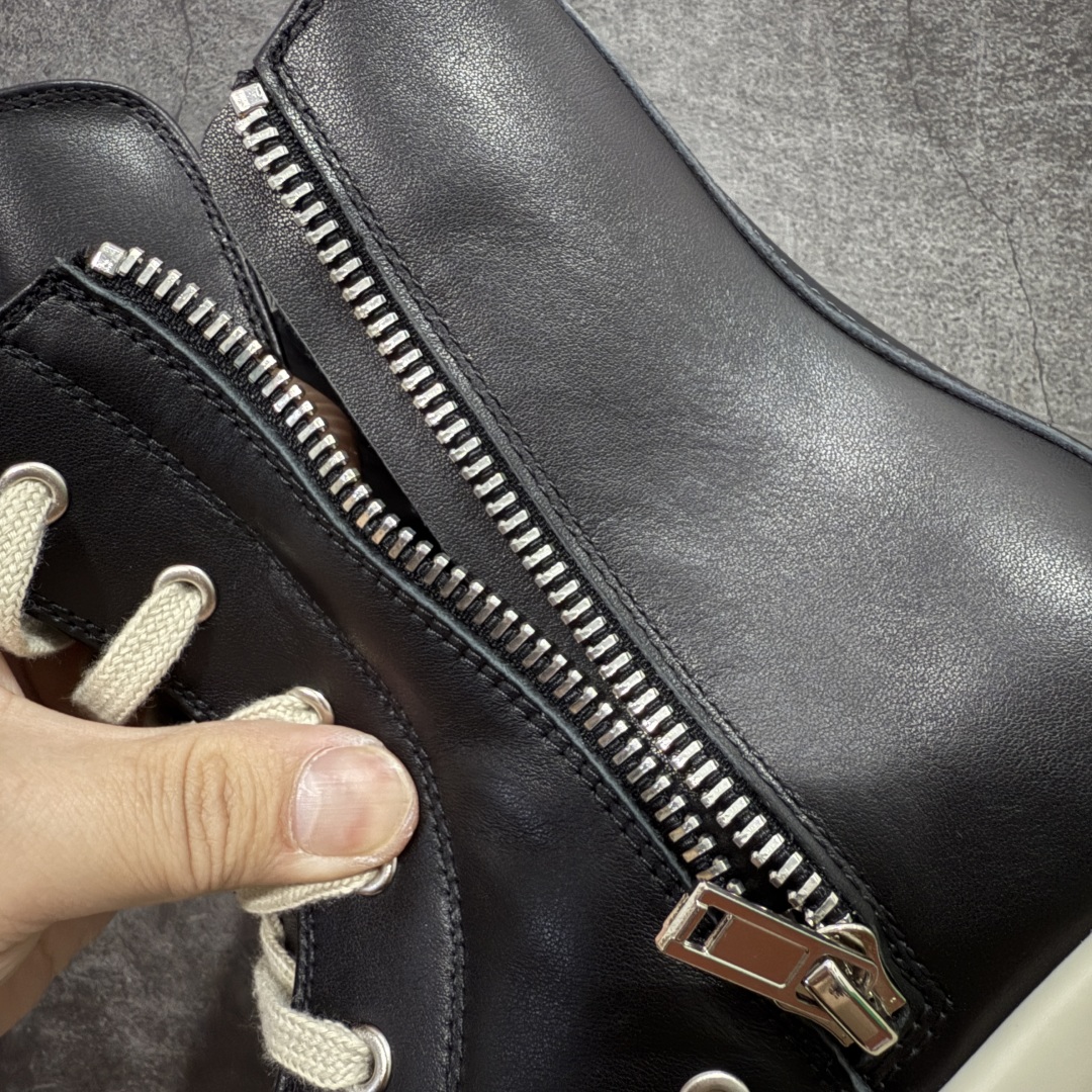 图片[7]-【莞顶渠道】RO瑞克 欧文斯Rick owens 高帮皮面 进口原料牛皮 莞产超级顶货 新配色陆续上架 产品只会越做越漂亮💯 鞋头采用原版一致工艺 又翘又歪的效果目前这个技术市面上的任何版本都达不到这个效果 私模开发 细节一步到位不敢说百分百💯保证有百分之98还原 慢工出细活 好的产品不怕晚 这次的开发针对艺术家 收藏家 高品质 的人群 水染粒面小牛皮材质，和针车间距都是极致还原！ 顶级头层的小牛皮，质感无敌，奢侈品的触感！ 定制品牌logo的拉链！超大一比一规格礼盒装，重达3斤以上，外加定制欧文斯保护盒！ 配有日文、英文，双语种配件卡片！细节诠释，一件不落。 鞋盒翻盖 三标，正面+底部都一一做到！虽然增加不了实质的成本，但是打磨产品的细节，再微小也会还原！ 尺码：35 36 37 38 39 40 41 42 43 44 45 46-选品中心