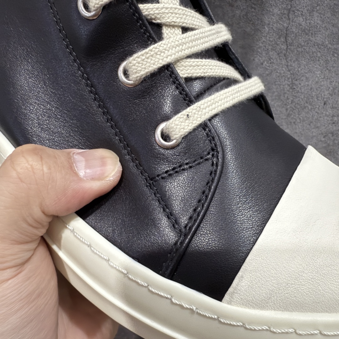 图片[4]-【莞顶渠道】RO瑞克 欧文斯Rick owens 高帮皮面 进口原料牛皮 莞产超级顶货 新配色陆续上架 产品只会越做越漂亮💯 鞋头采用原版一致工艺 又翘又歪的效果目前这个技术市面上的任何版本都达不到这个效果 私模开发 细节一步到位不敢说百分百💯保证有百分之98还原 慢工出细活 好的产品不怕晚 这次的开发针对艺术家 收藏家 高品质 的人群 水染粒面小牛皮材质，和针车间距都是极致还原！ 顶级头层的小牛皮，质感无敌，奢侈品的触感！ 定制品牌logo的拉链！超大一比一规格礼盒装，重达3斤以上，外加定制欧文斯保护盒！ 配有日文、英文，双语种配件卡片！细节诠释，一件不落。 鞋盒翻盖 三标，正面+底部都一一做到！虽然增加不了实质的成本，但是打磨产品的细节，再微小也会还原！ 尺码：35 36 37 38 39 40 41 42 43 44 45 46-选品中心