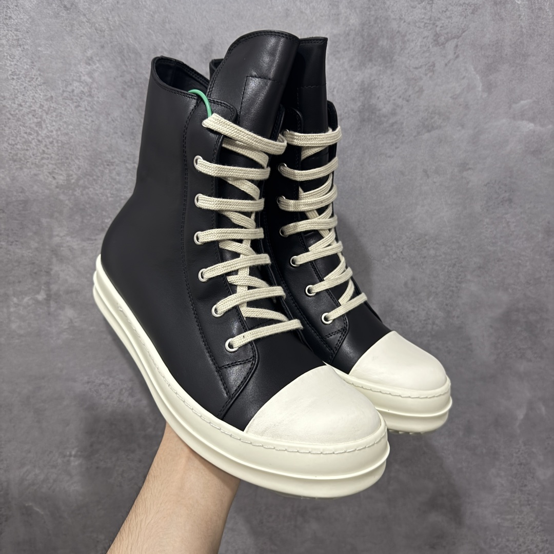 【莞顶渠道】RO瑞克 欧文斯Rick owens 高帮皮面 进口原料牛皮 莞产超级顶货 新配色陆续上架 产品只会越做越漂亮💯 鞋头采用原版一致工艺 又翘又歪的效果目前这个技术市面上的任何版本都达不到这个效果 私模开发 细节一步到位不敢说百分百💯保证有百分之98还原 慢工出细活 好的产品不怕晚 这次的开发针对艺术家 收藏家 高品质 的人群 水染粒面小牛皮材质,和针车间距都是极致还原! 顶级头层的小牛皮,质感无敌,奢侈品的触感! 定制品牌logo的拉链!超大一比一规格礼盒装,重达3斤以上,外加定制欧文斯保护盒! 配有日文、英文,双语种配件卡片!细节诠释,一件不落。 鞋盒翻盖 三标,正面+底部都一一做到!虽然增加不了实质的成本,但是打磨产品的细节,再微小也会还原! 尺码:35 36 37 38 39 40 41 42 43 44 45 46-选品中心