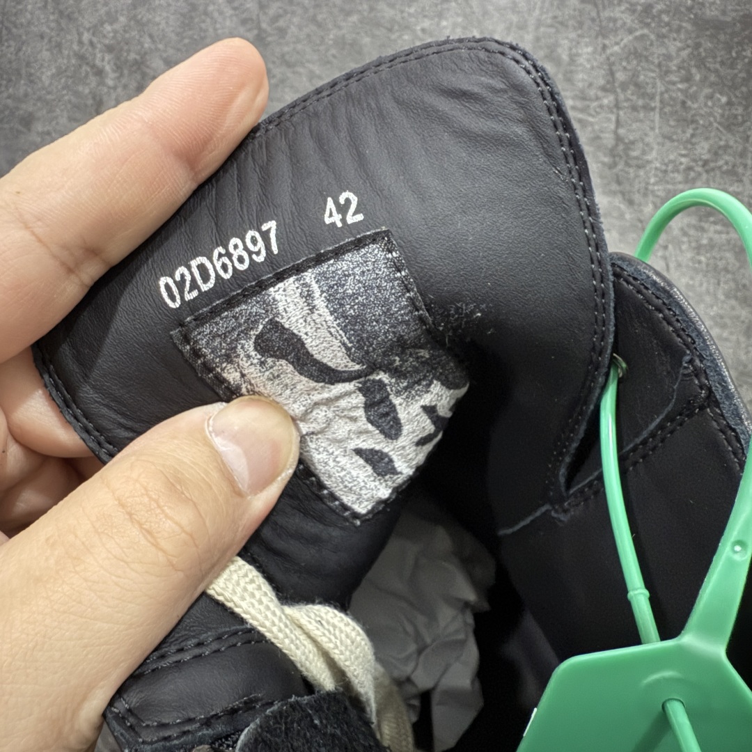 图片[5]-【莞顶渠道】RO瑞克 欧文斯Rick owens 高帮皮面 进口原料牛皮 莞产超级顶货 新配色陆续上架 产品只会越做越漂亮💯 鞋头采用原版一致工艺 又翘又歪的效果目前这个技术市面上的任何版本都达不到这个效果 私模开发 细节一步到位不敢说百分百💯保证有百分之98还原 慢工出细活 好的产品不怕晚 这次的开发针对艺术家 收藏家 高品质 的人群 水染粒面小牛皮材质，和针车间距都是极致还原！ 顶级头层的小牛皮，质感无敌，奢侈品的触感！ 定制品牌logo的拉链！超大一比一规格礼盒装，重达3斤以上，外加定制欧文斯保护盒！ 配有日文、英文，双语种配件卡片！细节诠释，一件不落。 鞋盒翻盖 三标，正面+底部都一一做到！虽然增加不了实质的成本，但是打磨产品的细节，再微小也会还原！ 尺码：35 36 37 38 39 40 41 42 43 44 45 46-选品中心