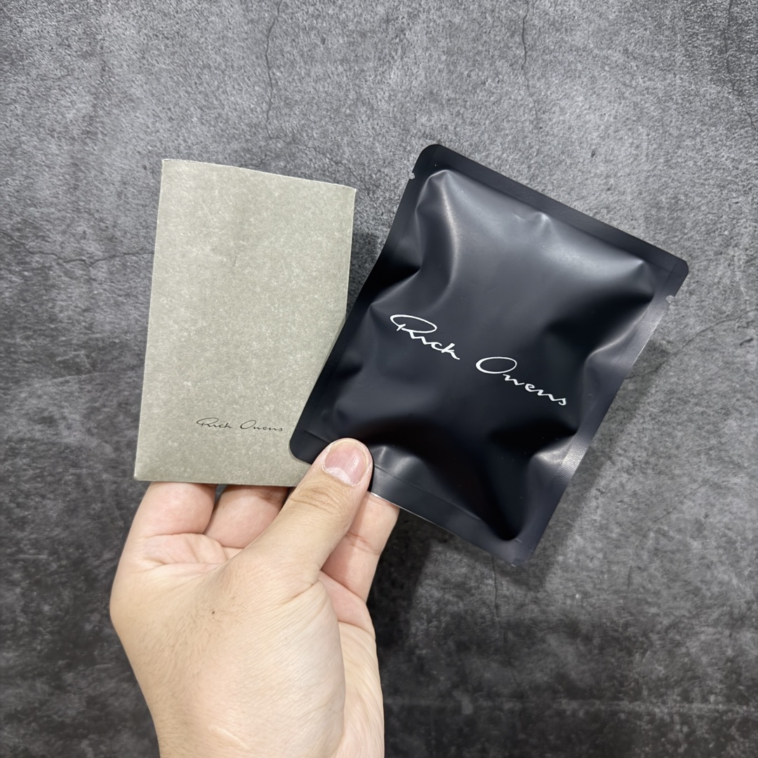 图片[8]-【莞顶渠道】RO瑞克 欧文斯Rick owens 高帮皮面 进口原料牛皮 莞产超级顶货 新配色陆续上架 产品只会越做越漂亮💯 鞋头采用原版一致工艺 又翘又歪的效果目前这个技术市面上的任何版本都达不到这个效果 私模开发 细节一步到位不敢说百分百💯保证有百分之98还原 慢工出细活 好的产品不怕晚 这次的开发针对艺术家 收藏家 高品质 的人群 水染粒面小牛皮材质，和针车间距都是极致还原！ 顶级头层的小牛皮，质感无敌，奢侈品的触感！ 定制品牌logo的拉链！超大一比一规格礼盒装，重达3斤以上，外加定制欧文斯保护盒！ 配有日文、英文，双语种配件卡片！细节诠释，一件不落。 鞋盒翻盖 三标，正面+底部都一一做到！虽然增加不了实质的成本，但是打磨产品的细节，再微小也会还原！ 尺码：35 36 37 38 39 40 41 42 43 44 45 46-选品中心