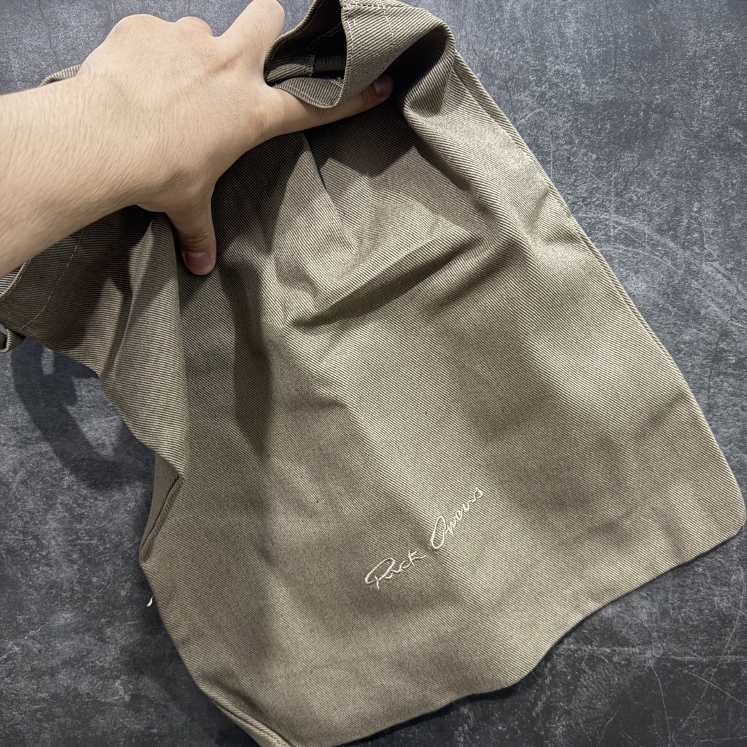 图片[9]-【莞顶渠道】RO瑞克 欧文斯Rick owens 高帮皮面 进口原料牛皮 莞产超级顶货 新配色陆续上架 产品只会越做越漂亮💯 鞋头采用原版一致工艺 又翘又歪的效果目前这个技术市面上的任何版本都达不到这个效果 私模开发 细节一步到位不敢说百分百💯保证有百分之98还原 慢工出细活 好的产品不怕晚 这次的开发针对艺术家 收藏家 高品质 的人群 水染粒面小牛皮材质，和针车间距都是极致还原！ 顶级头层的小牛皮，质感无敌，奢侈品的触感！ 定制品牌logo的拉链！超大一比一规格礼盒装，重达3斤以上，外加定制欧文斯保护盒！ 配有日文、英文，双语种配件卡片！细节诠释，一件不落。 鞋盒翻盖 三标，正面+底部都一一做到！虽然增加不了实质的成本，但是打磨产品的细节，再微小也会还原！ 尺码：35 36 37 38 39 40 41 42 43 44 45 46-选品中心