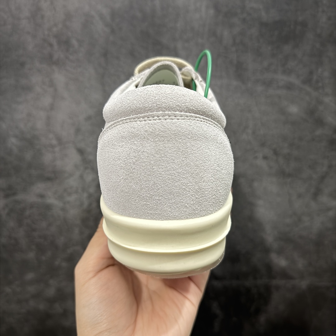 图片[4]-【莞顶渠道】瑞克 欧文斯Rick owens 主线 经典西瓜头 RO低帮白黑麂皮 进口原料牛皮 莞产超级顶货 新配色陆续上架 产品只会越做越漂亮💯 鞋头采用原版一致工艺 又翘又歪的效果目前这个技术市面上的任何版本都达不到这个效果 私模开发 细节一步到位不敢说百分百💯保证有百分之98还原 慢工出细活 好的产品不怕晚 这次的开发针对艺术家 收藏家 高品质 的人群 水染粒面小牛皮材质，和针车间距都是极致还原！ 顶级头层的小牛皮，质感无敌，奢侈品的触感！ 定制品牌logo的拉链！超大一比一规格礼盒装，重达3斤以上，外加定制欧文斯保护盒！ 配有日文、英文，双语种配件卡片！细节诠释，一件不落。 鞋盒翻盖 三标，正面+底部都一一做到！虽然增加不了实质的成本，但是打磨产品的细节，再微小也会还原！ 尺码：35 36 37 38 39 40 41 42 43 44 45 46-选品中心