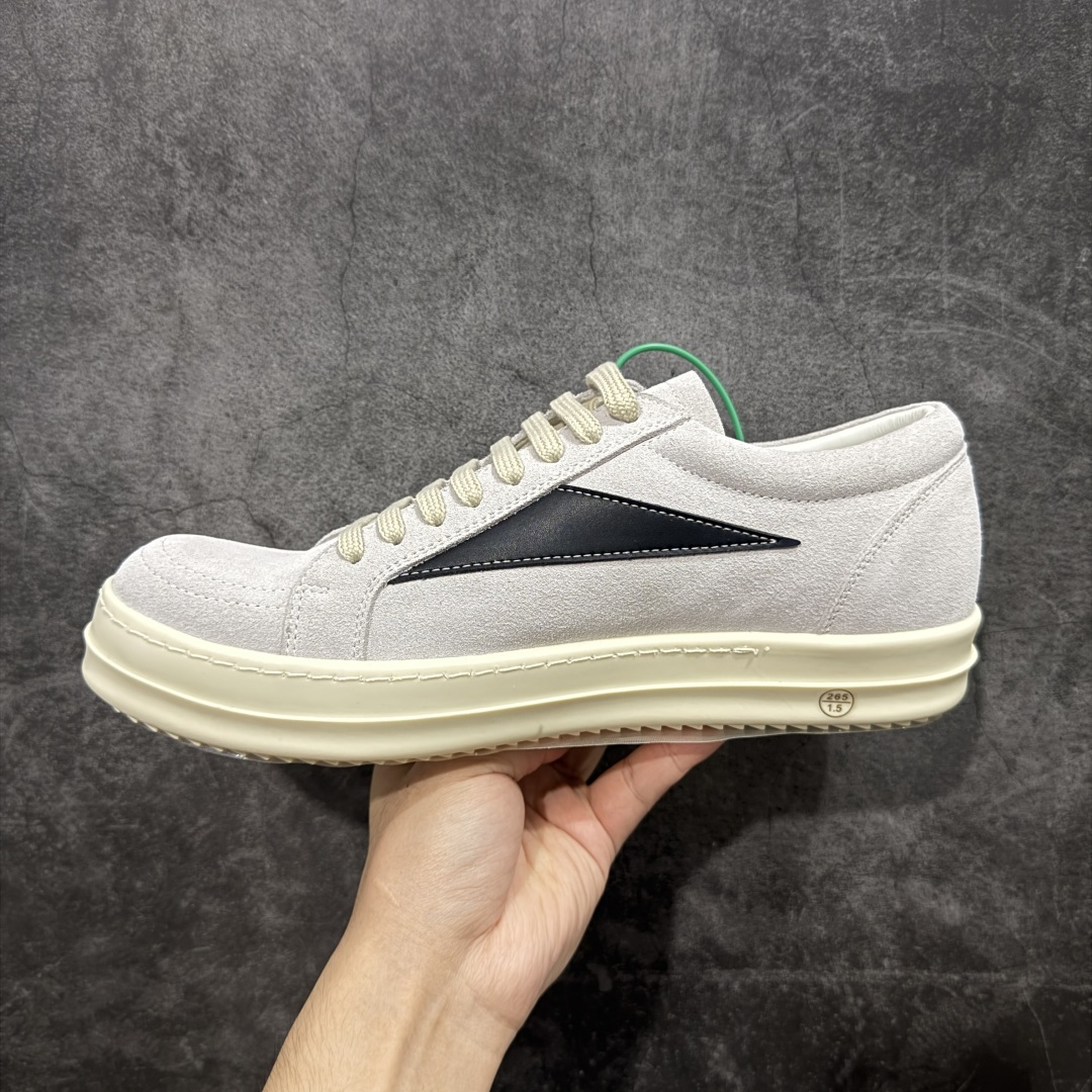 图片[2]-【莞顶渠道】瑞克 欧文斯Rick owens 主线 经典西瓜头 RO低帮白黑麂皮 进口原料牛皮 莞产超级顶货 新配色陆续上架 产品只会越做越漂亮💯 鞋头采用原版一致工艺 又翘又歪的效果目前这个技术市面上的任何版本都达不到这个效果 私模开发 细节一步到位不敢说百分百💯保证有百分之98还原 慢工出细活 好的产品不怕晚 这次的开发针对艺术家 收藏家 高品质 的人群 水染粒面小牛皮材质，和针车间距都是极致还原！ 顶级头层的小牛皮，质感无敌，奢侈品的触感！ 定制品牌logo的拉链！超大一比一规格礼盒装，重达3斤以上，外加定制欧文斯保护盒！ 配有日文、英文，双语种配件卡片！细节诠释，一件不落。 鞋盒翻盖 三标，正面+底部都一一做到！虽然增加不了实质的成本，但是打磨产品的细节，再微小也会还原！ 尺码：35 36 37 38 39 40 41 42 43 44 45 46-选品中心