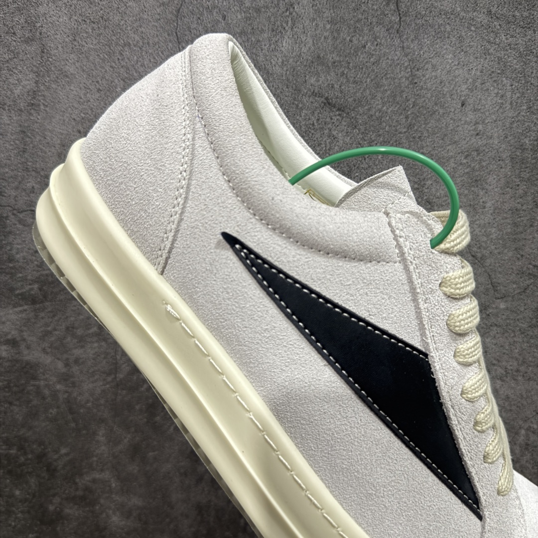 图片[7]-【莞顶渠道】瑞克 欧文斯Rick owens 主线 经典西瓜头 RO低帮白黑麂皮 进口原料牛皮 莞产超级顶货 新配色陆续上架 产品只会越做越漂亮💯 鞋头采用原版一致工艺 又翘又歪的效果目前这个技术市面上的任何版本都达不到这个效果 私模开发 细节一步到位不敢说百分百💯保证有百分之98还原 慢工出细活 好的产品不怕晚 这次的开发针对艺术家 收藏家 高品质 的人群 水染粒面小牛皮材质，和针车间距都是极致还原！ 顶级头层的小牛皮，质感无敌，奢侈品的触感！ 定制品牌logo的拉链！超大一比一规格礼盒装，重达3斤以上，外加定制欧文斯保护盒！ 配有日文、英文，双语种配件卡片！细节诠释，一件不落。 鞋盒翻盖 三标，正面+底部都一一做到！虽然增加不了实质的成本，但是打磨产品的细节，再微小也会还原！ 尺码：35 36 37 38 39 40 41 42 43 44 45 46-选品中心