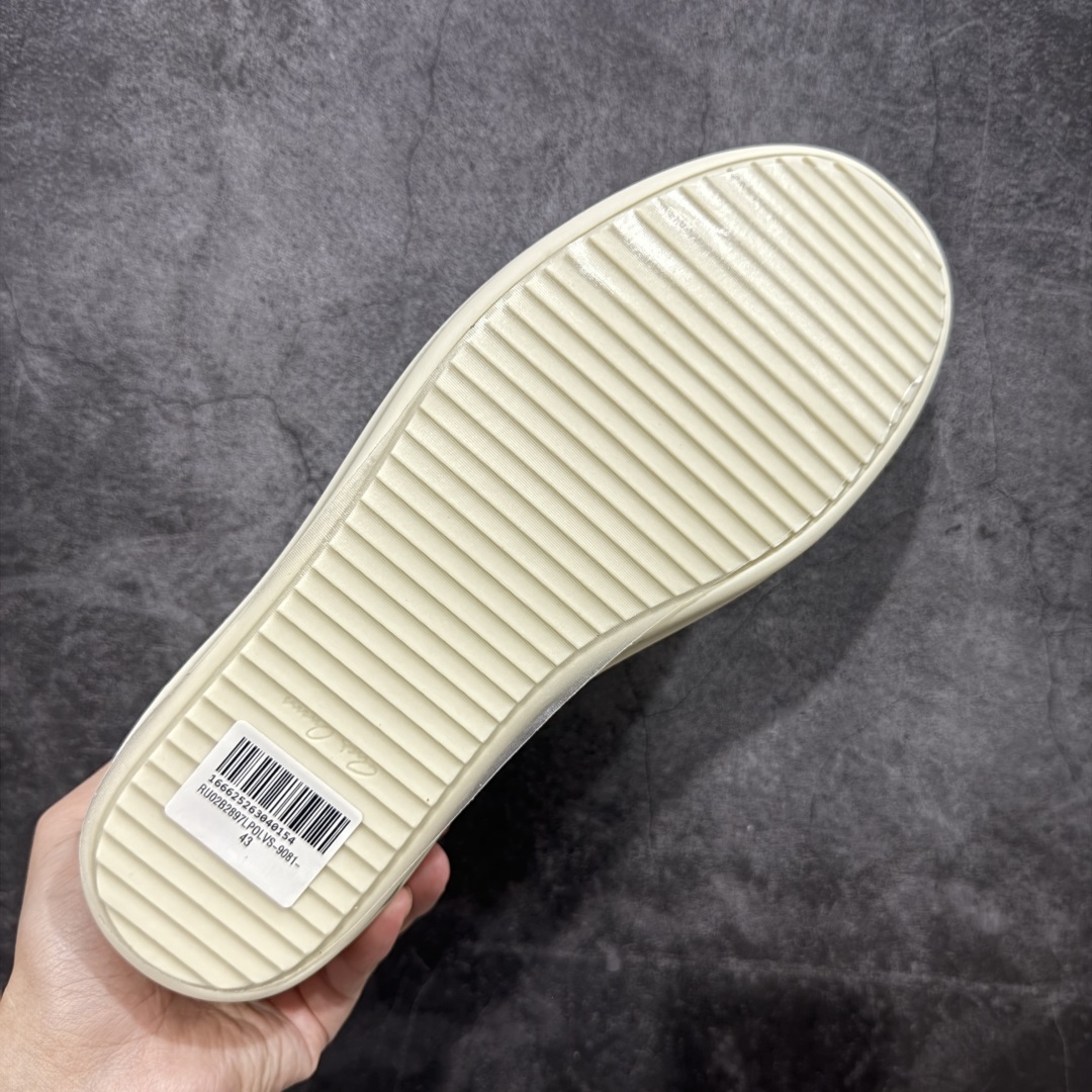 图片[9]-【莞顶渠道】瑞克 欧文斯Rick owens 主线 经典西瓜头 RO低帮白黑麂皮 进口原料牛皮 莞产超级顶货 新配色陆续上架 产品只会越做越漂亮💯 鞋头采用原版一致工艺 又翘又歪的效果目前这个技术市面上的任何版本都达不到这个效果 私模开发 细节一步到位不敢说百分百💯保证有百分之98还原 慢工出细活 好的产品不怕晚 这次的开发针对艺术家 收藏家 高品质 的人群 水染粒面小牛皮材质，和针车间距都是极致还原！ 顶级头层的小牛皮，质感无敌，奢侈品的触感！ 定制品牌logo的拉链！超大一比一规格礼盒装，重达3斤以上，外加定制欧文斯保护盒！ 配有日文、英文，双语种配件卡片！细节诠释，一件不落。 鞋盒翻盖 三标，正面+底部都一一做到！虽然增加不了实质的成本，但是打磨产品的细节，再微小也会还原！ 尺码：35 36 37 38 39 40 41 42 43 44 45 46-选品中心