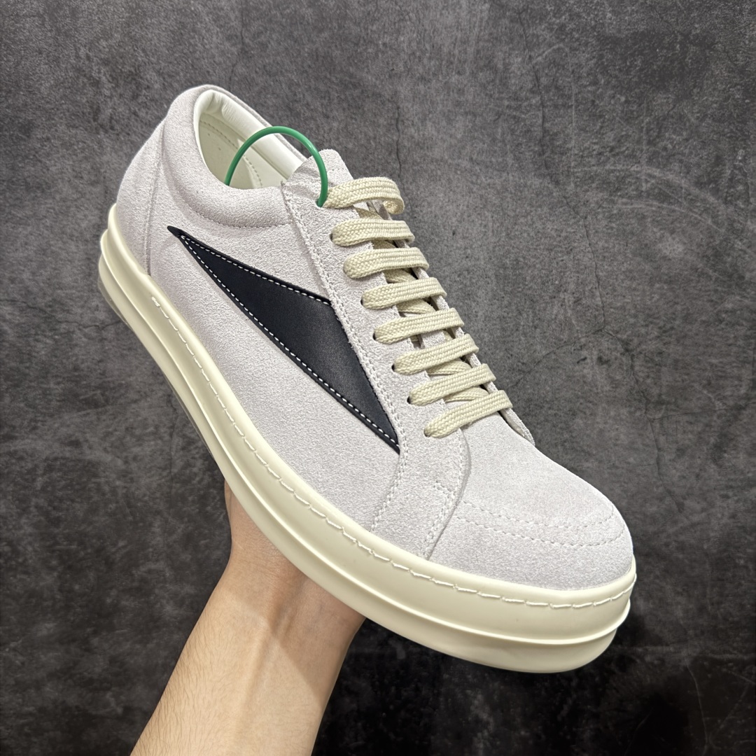 图片[3]-【莞顶渠道】瑞克 欧文斯Rick owens 主线 经典西瓜头 RO低帮白黑麂皮 进口原料牛皮 莞产超级顶货 新配色陆续上架 产品只会越做越漂亮💯 鞋头采用原版一致工艺 又翘又歪的效果目前这个技术市面上的任何版本都达不到这个效果 私模开发 细节一步到位不敢说百分百💯保证有百分之98还原 慢工出细活 好的产品不怕晚 这次的开发针对艺术家 收藏家 高品质 的人群 水染粒面小牛皮材质，和针车间距都是极致还原！ 顶级头层的小牛皮，质感无敌，奢侈品的触感！ 定制品牌logo的拉链！超大一比一规格礼盒装，重达3斤以上，外加定制欧文斯保护盒！ 配有日文、英文，双语种配件卡片！细节诠释，一件不落。 鞋盒翻盖 三标，正面+底部都一一做到！虽然增加不了实质的成本，但是打磨产品的细节，再微小也会还原！ 尺码：35 36 37 38 39 40 41 42 43 44 45 46-选品中心