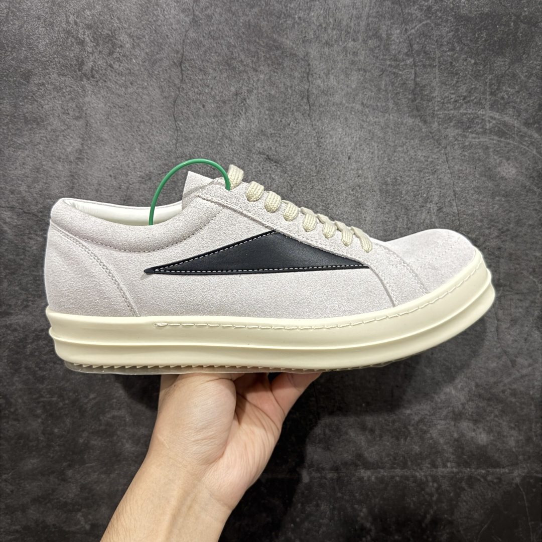 【莞顶渠道】瑞克 欧文斯Rick owens 主线 经典西瓜头 RO低帮白黑麂皮 进口原料牛皮 莞产超级顶货 新配色陆续上架 产品只会越做越漂亮💯 鞋头采用原版一致工艺 又翘又歪的效果目前这个技术市面上的任何版本都达不到这个效果 私模开发 细节一步到位不敢说百分百💯保证有百分之98还原 慢工出细活 好的产品不怕晚 这次的开发针对艺术家 收藏家 高品质 的人群 水染粒面小牛皮材质,和针车间距都是极致还原! 顶级头层的小牛皮,质感无敌,奢侈品的触感! 定制品牌logo的拉链!超大一比一规格礼盒装,重达3斤以上,外加定制欧文斯保护盒! 配有日文、英文,双语种配件卡片!细节诠释,一件不落。 鞋盒翻盖 三标,正面+底部都一一做到!虽然增加不了实质的成本,但是打磨产品的细节,再微小也会还原! 尺码:35 36 37 38 39 40 41 42 43 44 45 46-选品中心