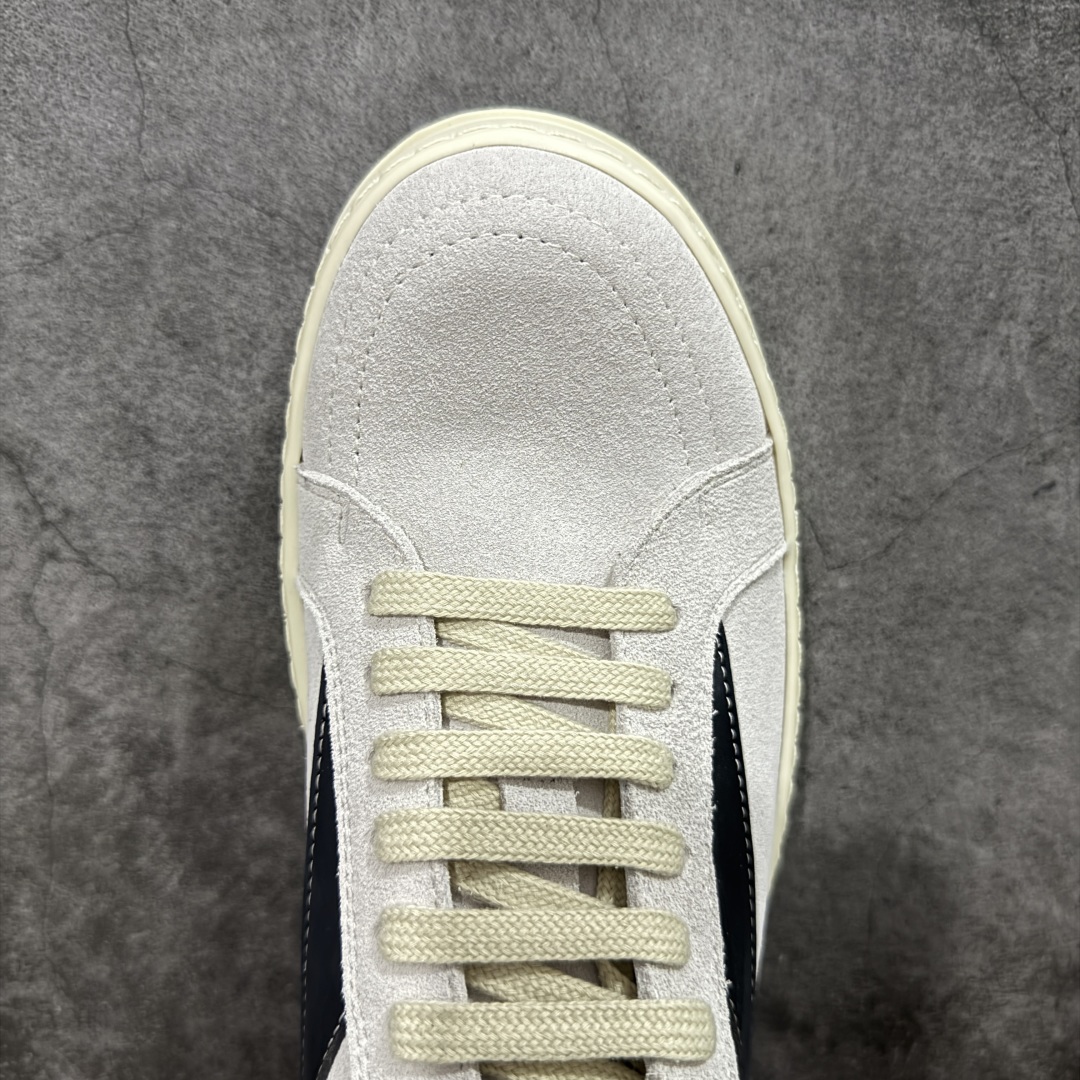 图片[5]-【莞顶渠道】瑞克 欧文斯Rick owens 主线 经典西瓜头 RO低帮白黑麂皮 进口原料牛皮 莞产超级顶货 新配色陆续上架 产品只会越做越漂亮💯 鞋头采用原版一致工艺 又翘又歪的效果目前这个技术市面上的任何版本都达不到这个效果 私模开发 细节一步到位不敢说百分百💯保证有百分之98还原 慢工出细活 好的产品不怕晚 这次的开发针对艺术家 收藏家 高品质 的人群 水染粒面小牛皮材质，和针车间距都是极致还原！ 顶级头层的小牛皮，质感无敌，奢侈品的触感！ 定制品牌logo的拉链！超大一比一规格礼盒装，重达3斤以上，外加定制欧文斯保护盒！ 配有日文、英文，双语种配件卡片！细节诠释，一件不落。 鞋盒翻盖 三标，正面+底部都一一做到！虽然增加不了实质的成本，但是打磨产品的细节，再微小也会还原！ 尺码：35 36 37 38 39 40 41 42 43 44 45 46-选品中心