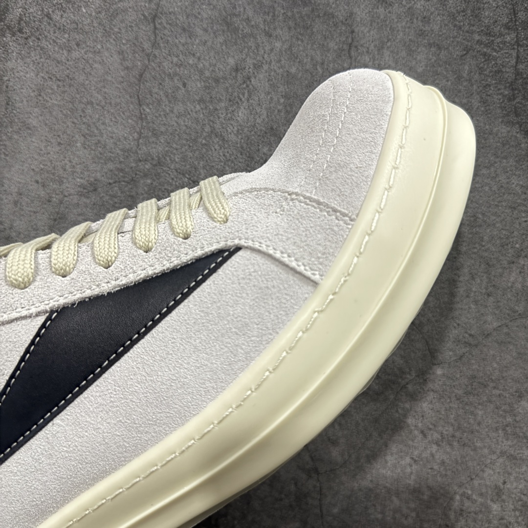 图片[6]-【莞顶渠道】瑞克 欧文斯Rick owens 主线 经典西瓜头 RO低帮白黑麂皮 进口原料牛皮 莞产超级顶货 新配色陆续上架 产品只会越做越漂亮💯 鞋头采用原版一致工艺 又翘又歪的效果目前这个技术市面上的任何版本都达不到这个效果 私模开发 细节一步到位不敢说百分百💯保证有百分之98还原 慢工出细活 好的产品不怕晚 这次的开发针对艺术家 收藏家 高品质 的人群 水染粒面小牛皮材质，和针车间距都是极致还原！ 顶级头层的小牛皮，质感无敌，奢侈品的触感！ 定制品牌logo的拉链！超大一比一规格礼盒装，重达3斤以上，外加定制欧文斯保护盒！ 配有日文、英文，双语种配件卡片！细节诠释，一件不落。 鞋盒翻盖 三标，正面+底部都一一做到！虽然增加不了实质的成本，但是打磨产品的细节，再微小也会还原！ 尺码：35 36 37 38 39 40 41 42 43 44 45 46-选品中心