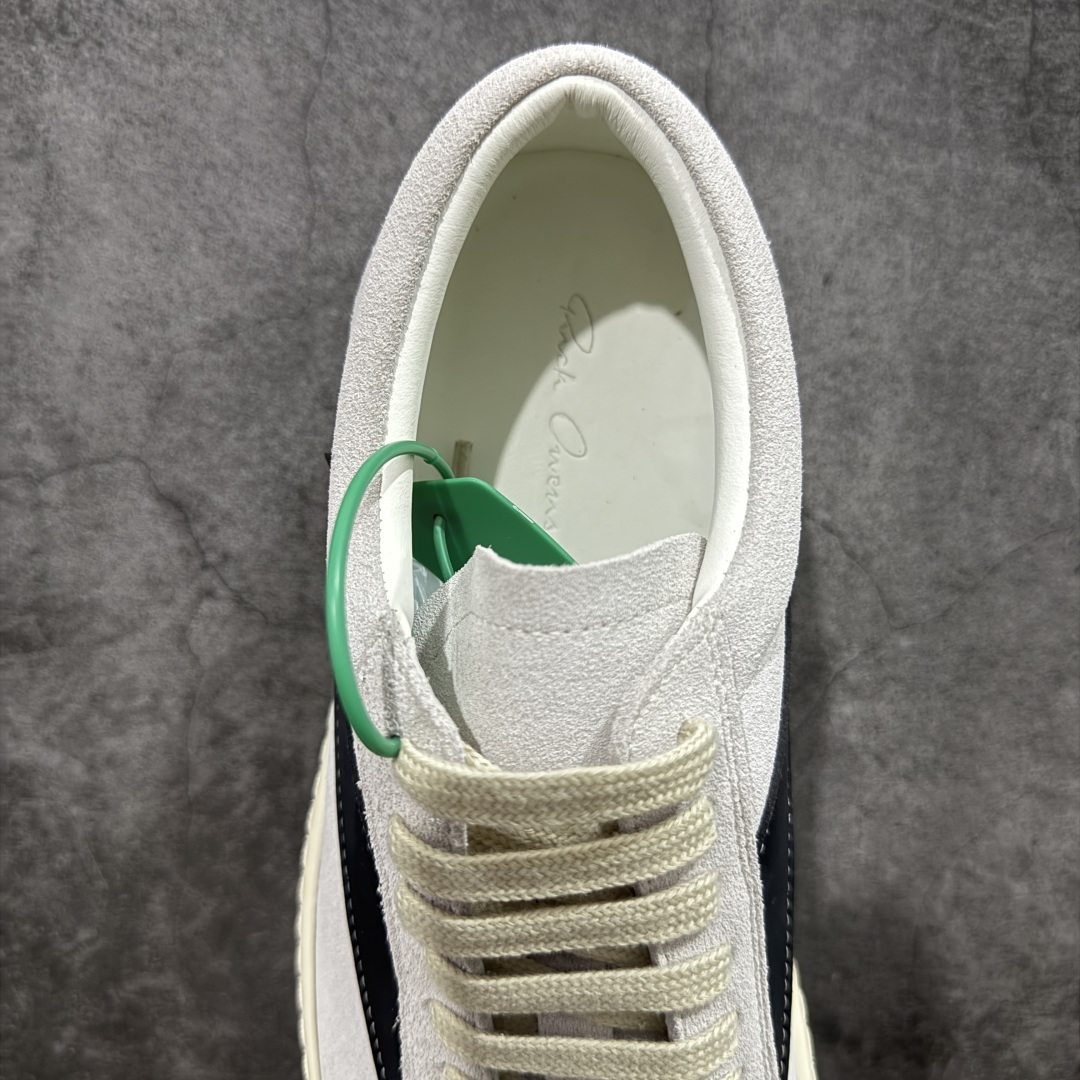 图片[8]-【莞顶渠道】瑞克 欧文斯Rick owens 主线 经典西瓜头 RO低帮白黑麂皮 进口原料牛皮 莞产超级顶货 新配色陆续上架 产品只会越做越漂亮💯 鞋头采用原版一致工艺 又翘又歪的效果目前这个技术市面上的任何版本都达不到这个效果 私模开发 细节一步到位不敢说百分百💯保证有百分之98还原 慢工出细活 好的产品不怕晚 这次的开发针对艺术家 收藏家 高品质 的人群 水染粒面小牛皮材质，和针车间距都是极致还原！ 顶级头层的小牛皮，质感无敌，奢侈品的触感！ 定制品牌logo的拉链！超大一比一规格礼盒装，重达3斤以上，外加定制欧文斯保护盒！ 配有日文、英文，双语种配件卡片！细节诠释，一件不落。 鞋盒翻盖 三标，正面+底部都一一做到！虽然增加不了实质的成本，但是打磨产品的细节，再微小也会还原！ 尺码：35 36 37 38 39 40 41 42 43 44 45 46-选品中心