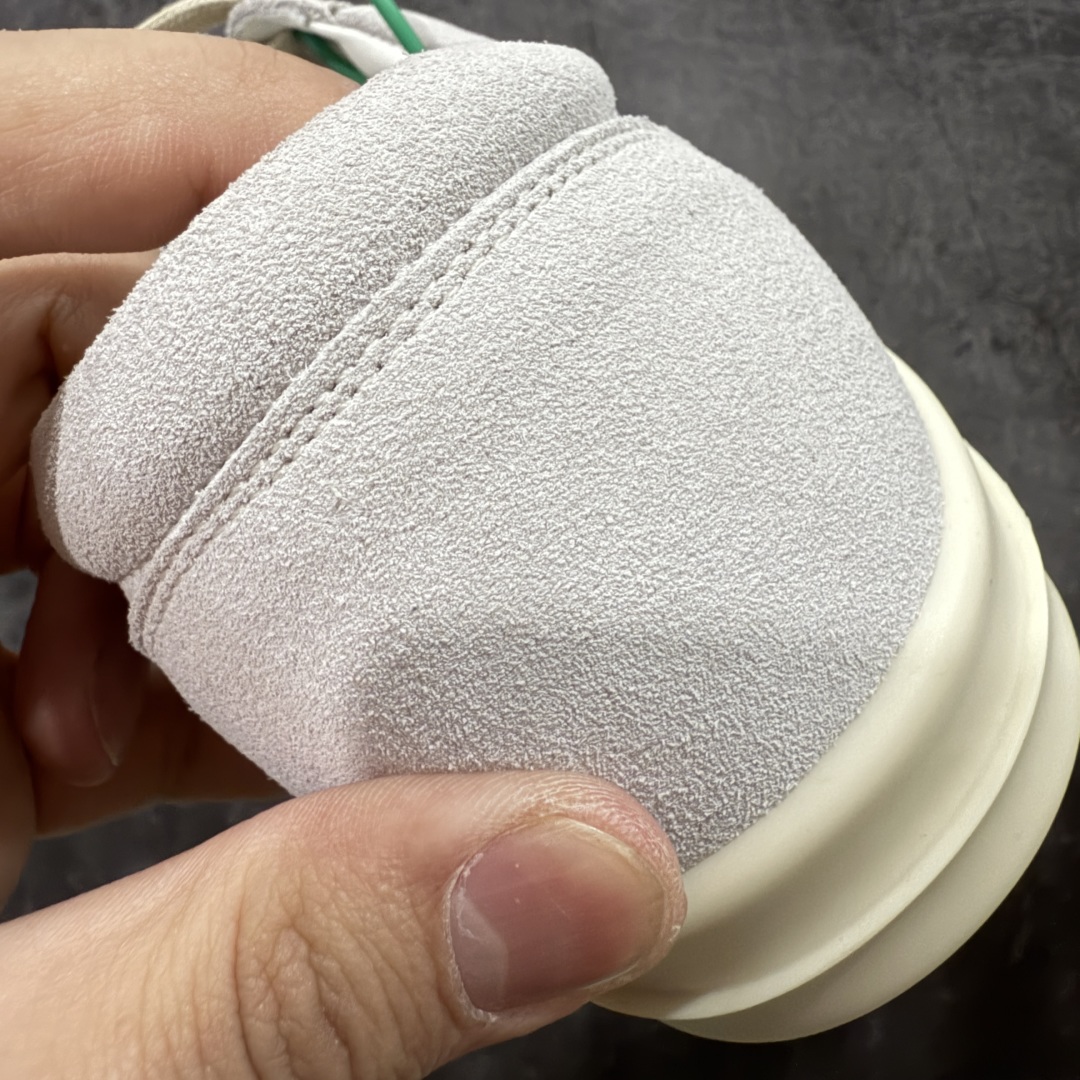 图片[2]-【莞顶渠道】瑞克 欧文斯Rick owens 主线 经典西瓜头 RO低帮白黑麂皮 进口原料牛皮 莞产超级顶货 新配色陆续上架 产品只会越做越漂亮💯 鞋头采用原版一致工艺 又翘又歪的效果目前这个技术市面上的任何版本都达不到这个效果 私模开发 细节一步到位不敢说百分百💯保证有百分之98还原 慢工出细活 好的产品不怕晚 这次的开发针对艺术家 收藏家 高品质 的人群 水染粒面小牛皮材质，和针车间距都是极致还原！ 顶级头层的小牛皮，质感无敌，奢侈品的触感！ 定制品牌logo的拉链！超大一比一规格礼盒装，重达3斤以上，外加定制欧文斯保护盒！ 配有日文、英文，双语种配件卡片！细节诠释，一件不落。 鞋盒翻盖 三标，正面+底部都一一做到！虽然增加不了实质的成本，但是打磨产品的细节，再微小也会还原！ 尺码：35 36 37 38 39 40 41 42 43 44 45 46-选品中心