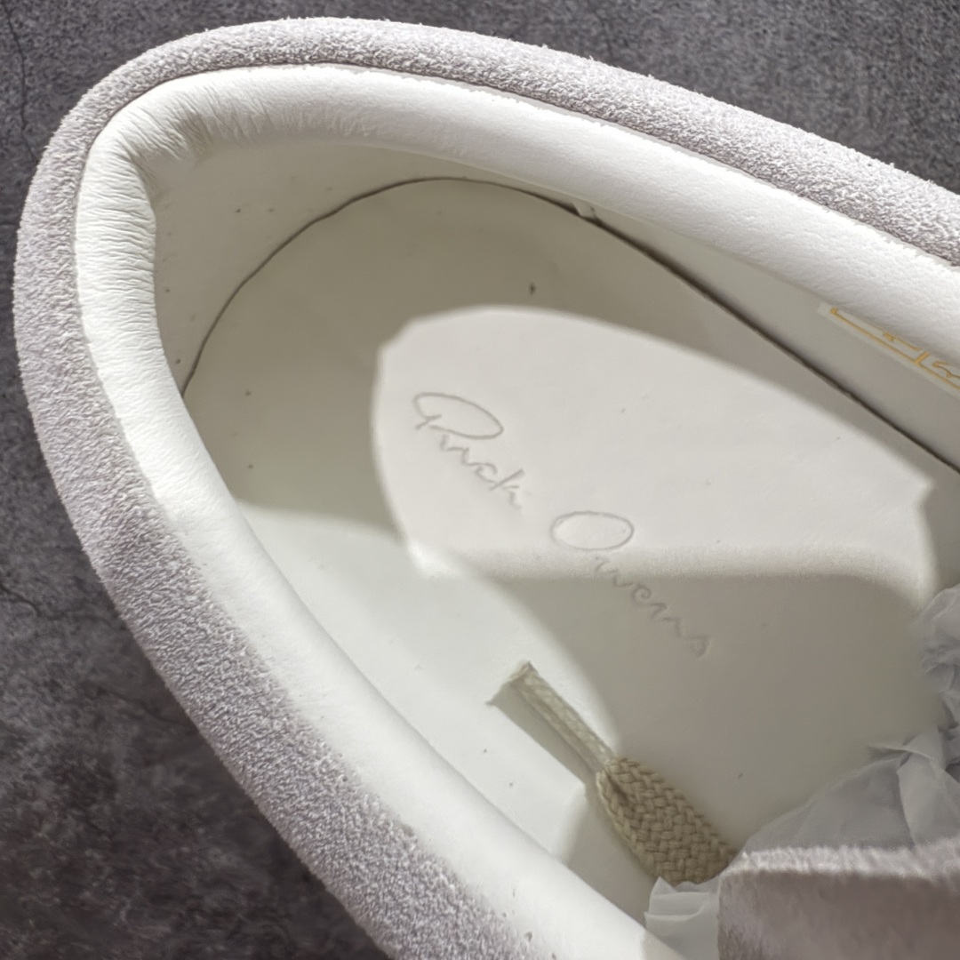 图片[6]-【莞顶渠道】瑞克 欧文斯Rick owens 主线 经典西瓜头 RO低帮白黑麂皮 进口原料牛皮 莞产超级顶货 新配色陆续上架 产品只会越做越漂亮💯 鞋头采用原版一致工艺 又翘又歪的效果目前这个技术市面上的任何版本都达不到这个效果 私模开发 细节一步到位不敢说百分百💯保证有百分之98还原 慢工出细活 好的产品不怕晚 这次的开发针对艺术家 收藏家 高品质 的人群 水染粒面小牛皮材质，和针车间距都是极致还原！ 顶级头层的小牛皮，质感无敌，奢侈品的触感！ 定制品牌logo的拉链！超大一比一规格礼盒装，重达3斤以上，外加定制欧文斯保护盒！ 配有日文、英文，双语种配件卡片！细节诠释，一件不落。 鞋盒翻盖 三标，正面+底部都一一做到！虽然增加不了实质的成本，但是打磨产品的细节，再微小也会还原！ 尺码：35 36 37 38 39 40 41 42 43 44 45 46-选品中心