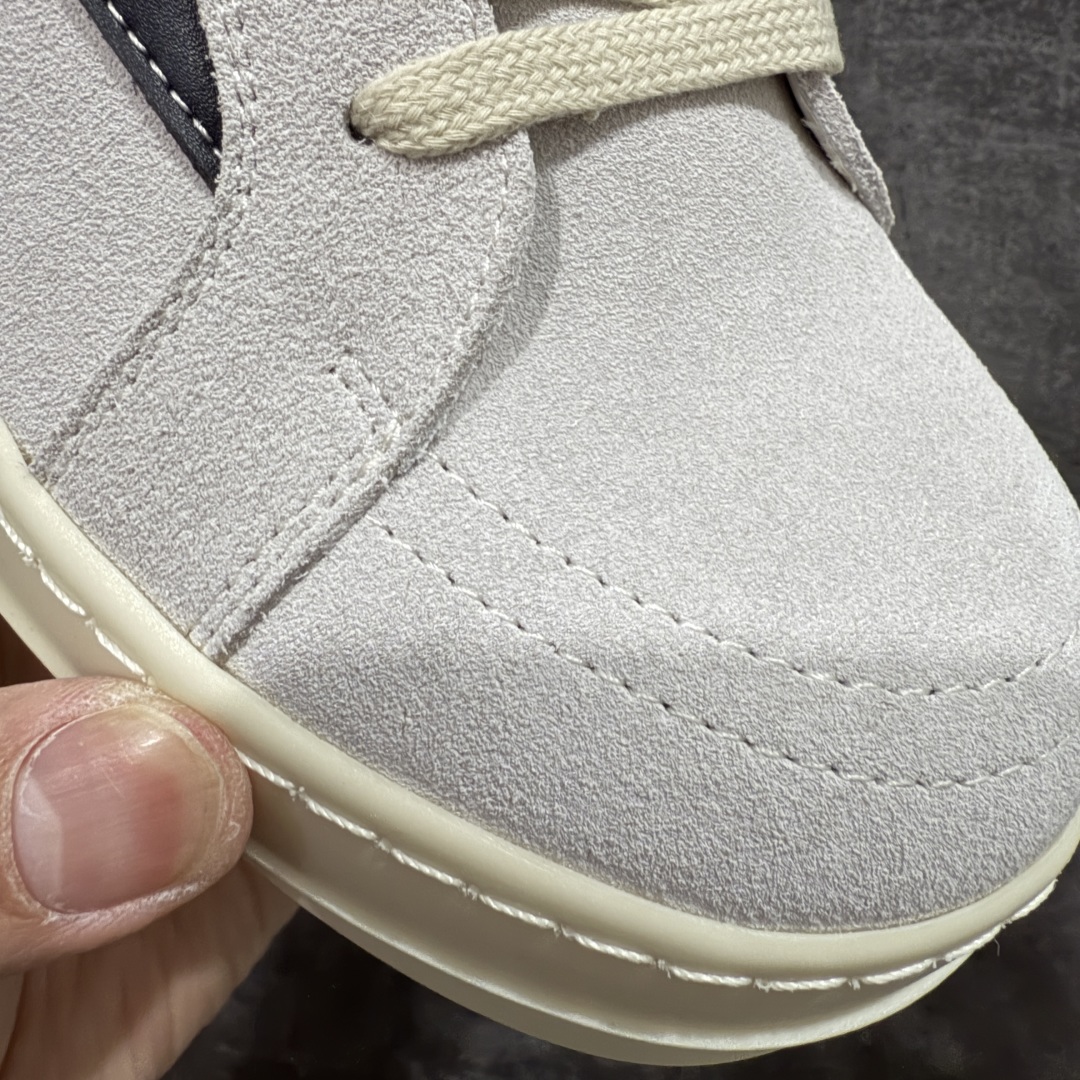 图片[4]-【莞顶渠道】瑞克 欧文斯Rick owens 主线 经典西瓜头 RO低帮白黑麂皮 进口原料牛皮 莞产超级顶货 新配色陆续上架 产品只会越做越漂亮💯 鞋头采用原版一致工艺 又翘又歪的效果目前这个技术市面上的任何版本都达不到这个效果 私模开发 细节一步到位不敢说百分百💯保证有百分之98还原 慢工出细活 好的产品不怕晚 这次的开发针对艺术家 收藏家 高品质 的人群 水染粒面小牛皮材质，和针车间距都是极致还原！ 顶级头层的小牛皮，质感无敌，奢侈品的触感！ 定制品牌logo的拉链！超大一比一规格礼盒装，重达3斤以上，外加定制欧文斯保护盒！ 配有日文、英文，双语种配件卡片！细节诠释，一件不落。 鞋盒翻盖 三标，正面+底部都一一做到！虽然增加不了实质的成本，但是打磨产品的细节，再微小也会还原！ 尺码：35 36 37 38 39 40 41 42 43 44 45 46-选品中心