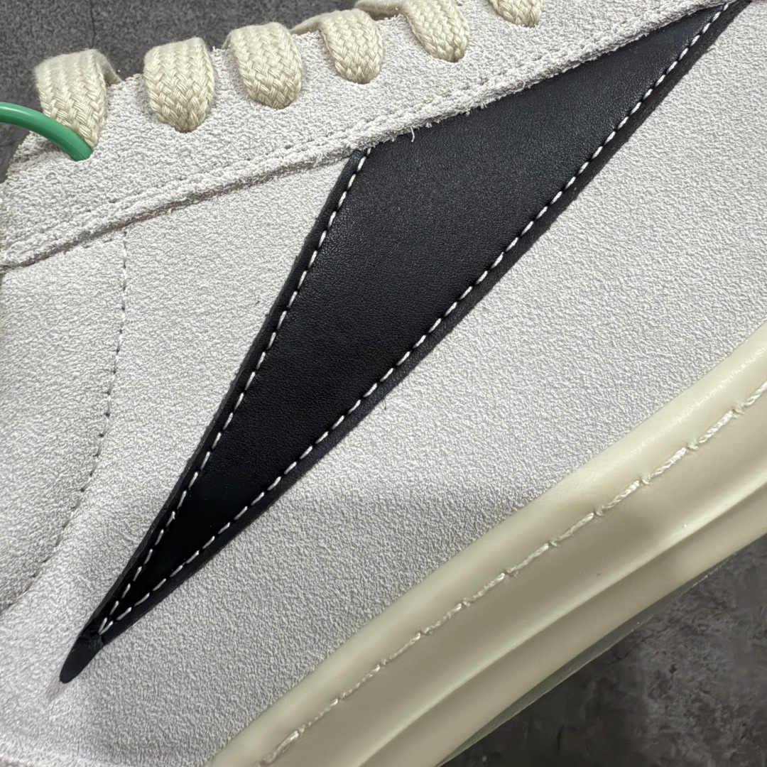 图片[3]-【莞顶渠道】瑞克 欧文斯Rick owens 主线 经典西瓜头 RO低帮白黑麂皮 进口原料牛皮 莞产超级顶货 新配色陆续上架 产品只会越做越漂亮💯 鞋头采用原版一致工艺 又翘又歪的效果目前这个技术市面上的任何版本都达不到这个效果 私模开发 细节一步到位不敢说百分百💯保证有百分之98还原 慢工出细活 好的产品不怕晚 这次的开发针对艺术家 收藏家 高品质 的人群 水染粒面小牛皮材质，和针车间距都是极致还原！ 顶级头层的小牛皮，质感无敌，奢侈品的触感！ 定制品牌logo的拉链！超大一比一规格礼盒装，重达3斤以上，外加定制欧文斯保护盒！ 配有日文、英文，双语种配件卡片！细节诠释，一件不落。 鞋盒翻盖 三标，正面+底部都一一做到！虽然增加不了实质的成本，但是打磨产品的细节，再微小也会还原！ 尺码：35 36 37 38 39 40 41 42 43 44 45 46-选品中心