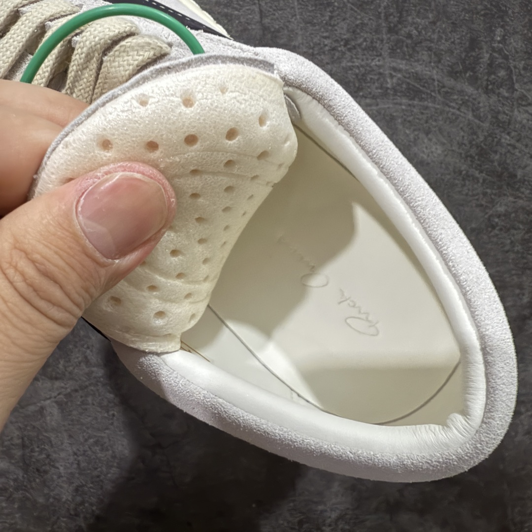 图片[7]-【莞顶渠道】瑞克 欧文斯Rick owens 主线 经典西瓜头 RO低帮白黑麂皮 进口原料牛皮 莞产超级顶货 新配色陆续上架 产品只会越做越漂亮💯 鞋头采用原版一致工艺 又翘又歪的效果目前这个技术市面上的任何版本都达不到这个效果 私模开发 细节一步到位不敢说百分百💯保证有百分之98还原 慢工出细活 好的产品不怕晚 这次的开发针对艺术家 收藏家 高品质 的人群 水染粒面小牛皮材质，和针车间距都是极致还原！ 顶级头层的小牛皮，质感无敌，奢侈品的触感！ 定制品牌logo的拉链！超大一比一规格礼盒装，重达3斤以上，外加定制欧文斯保护盒！ 配有日文、英文，双语种配件卡片！细节诠释，一件不落。 鞋盒翻盖 三标，正面+底部都一一做到！虽然增加不了实质的成本，但是打磨产品的细节，再微小也会还原！ 尺码：35 36 37 38 39 40 41 42 43 44 45 46-选品中心