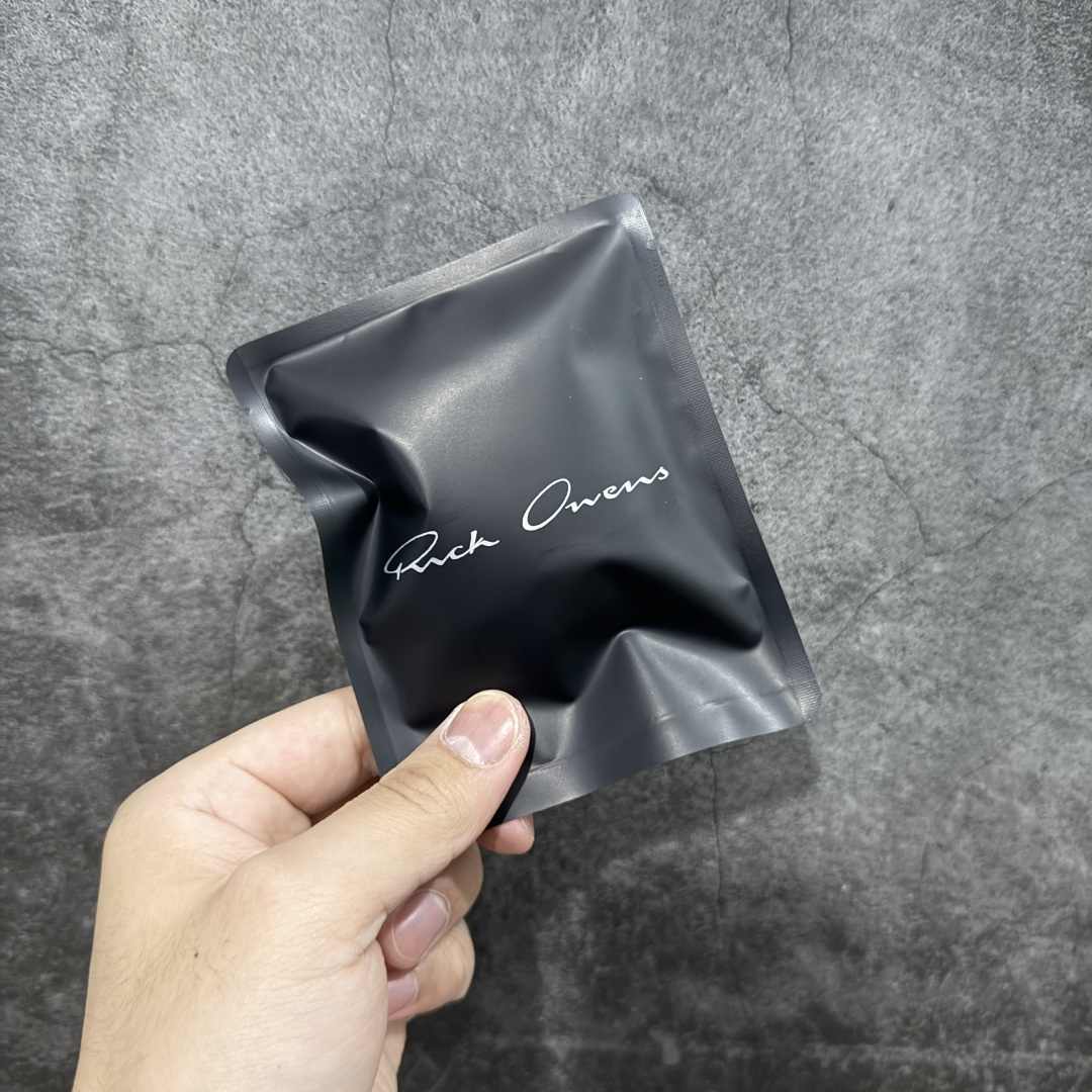 图片[8]-【莞顶渠道】瑞克 欧文斯Rick owens 主线 经典西瓜头 RO低帮白黑麂皮 进口原料牛皮 莞产超级顶货 新配色陆续上架 产品只会越做越漂亮💯 鞋头采用原版一致工艺 又翘又歪的效果目前这个技术市面上的任何版本都达不到这个效果 私模开发 细节一步到位不敢说百分百💯保证有百分之98还原 慢工出细活 好的产品不怕晚 这次的开发针对艺术家 收藏家 高品质 的人群 水染粒面小牛皮材质，和针车间距都是极致还原！ 顶级头层的小牛皮，质感无敌，奢侈品的触感！ 定制品牌logo的拉链！超大一比一规格礼盒装，重达3斤以上，外加定制欧文斯保护盒！ 配有日文、英文，双语种配件卡片！细节诠释，一件不落。 鞋盒翻盖 三标，正面+底部都一一做到！虽然增加不了实质的成本，但是打磨产品的细节，再微小也会还原！ 尺码：35 36 37 38 39 40 41 42 43 44 45 46-选品中心