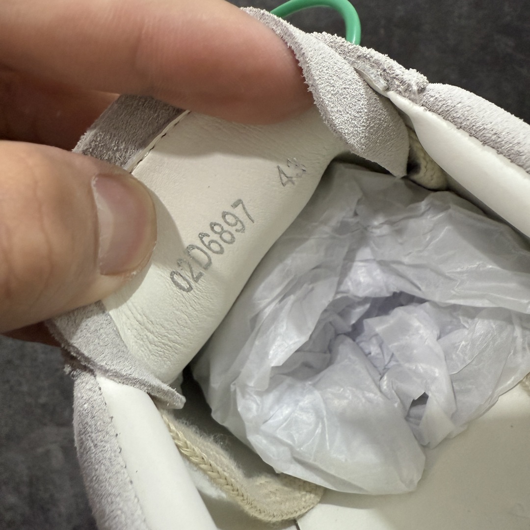 图片[5]-【莞顶渠道】瑞克 欧文斯Rick owens 主线 经典西瓜头 RO低帮白黑麂皮 进口原料牛皮 莞产超级顶货 新配色陆续上架 产品只会越做越漂亮💯 鞋头采用原版一致工艺 又翘又歪的效果目前这个技术市面上的任何版本都达不到这个效果 私模开发 细节一步到位不敢说百分百💯保证有百分之98还原 慢工出细活 好的产品不怕晚 这次的开发针对艺术家 收藏家 高品质 的人群 水染粒面小牛皮材质，和针车间距都是极致还原！ 顶级头层的小牛皮，质感无敌，奢侈品的触感！ 定制品牌logo的拉链！超大一比一规格礼盒装，重达3斤以上，外加定制欧文斯保护盒！ 配有日文、英文，双语种配件卡片！细节诠释，一件不落。 鞋盒翻盖 三标，正面+底部都一一做到！虽然增加不了实质的成本，但是打磨产品的细节，再微小也会还原！ 尺码：35 36 37 38 39 40 41 42 43 44 45 46-选品中心