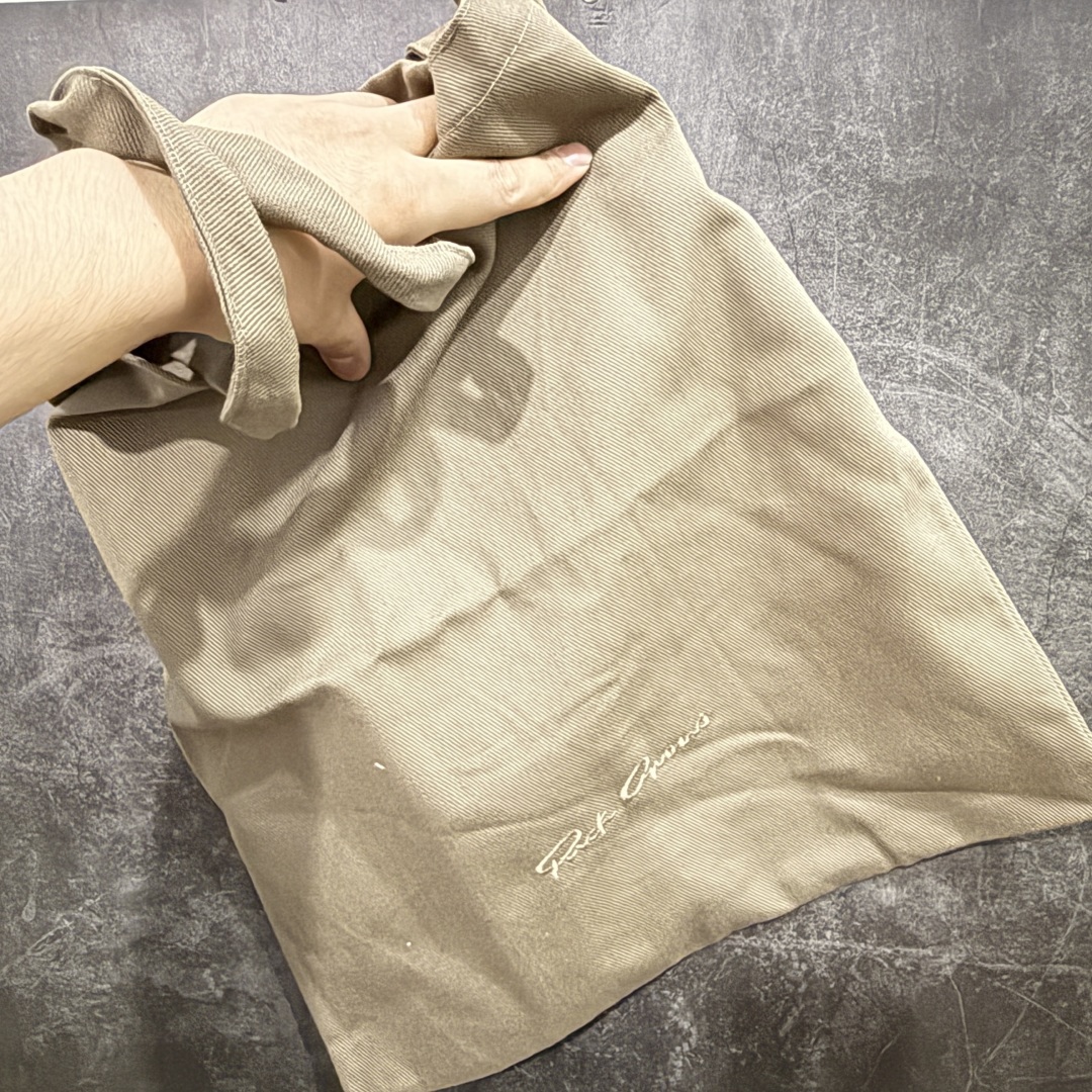 图片[9]-【莞顶渠道】瑞克 欧文斯Rick owens 主线 经典西瓜头 RO低帮白黑麂皮 进口原料牛皮 莞产超级顶货 新配色陆续上架 产品只会越做越漂亮💯 鞋头采用原版一致工艺 又翘又歪的效果目前这个技术市面上的任何版本都达不到这个效果 私模开发 细节一步到位不敢说百分百💯保证有百分之98还原 慢工出细活 好的产品不怕晚 这次的开发针对艺术家 收藏家 高品质 的人群 水染粒面小牛皮材质，和针车间距都是极致还原！ 顶级头层的小牛皮，质感无敌，奢侈品的触感！ 定制品牌logo的拉链！超大一比一规格礼盒装，重达3斤以上，外加定制欧文斯保护盒！ 配有日文、英文，双语种配件卡片！细节诠释，一件不落。 鞋盒翻盖 三标，正面+底部都一一做到！虽然增加不了实质的成本，但是打磨产品的细节，再微小也会还原！ 尺码：35 36 37 38 39 40 41 42 43 44 45 46-选品中心