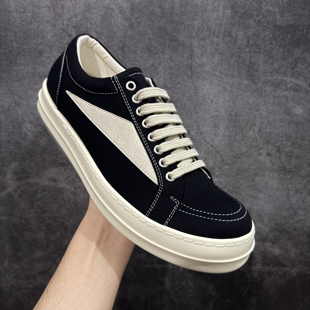 图片[3]-【莞顶渠道】瑞克 欧文斯Rick owens 主线 经典西瓜头 RO低帮黑白帆布 进口原料牛皮 莞产超级顶货 新配色陆续上架 产品只会越做越漂亮💯 鞋头采用原版一致工艺 又翘又歪的效果目前这个技术市面上的任何版本都达不到这个效果 私模开发 细节一步到位不敢说百分百💯保证有百分之98还原 慢工出细活 好的产品不怕晚 这次的开发针对艺术家 收藏家 高品质 的人群 水染粒面小牛皮材质，和针车间距都是极致还原！ 顶级头层的小牛皮，质感无敌，奢侈品的触感！ 定制品牌logo的拉链！超大一比一规格礼盒装，重达3斤以上，外加定制欧文斯保护盒！ 配有日文、英文，双语种配件卡片！细节诠释，一件不落。 鞋盒翻盖 三标，正面+底部都一一做到！虽然增加不了实质的成本，但是打磨产品的细节，再微小也会还原！ 尺码：35 36 37 38 39 40 41 42 43 44 45 46-选品中心