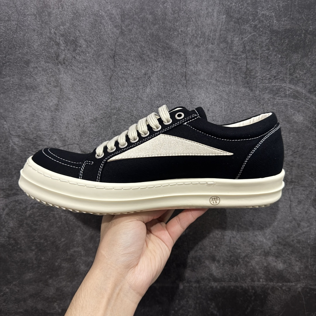 图片[2]-【莞顶渠道】瑞克 欧文斯Rick owens 主线 经典西瓜头 RO低帮黑白帆布 进口原料牛皮 莞产超级顶货 新配色陆续上架 产品只会越做越漂亮💯 鞋头采用原版一致工艺 又翘又歪的效果目前这个技术市面上的任何版本都达不到这个效果 私模开发 细节一步到位不敢说百分百💯保证有百分之98还原 慢工出细活 好的产品不怕晚 这次的开发针对艺术家 收藏家 高品质 的人群 水染粒面小牛皮材质，和针车间距都是极致还原！ 顶级头层的小牛皮，质感无敌，奢侈品的触感！ 定制品牌logo的拉链！超大一比一规格礼盒装，重达3斤以上，外加定制欧文斯保护盒！ 配有日文、英文，双语种配件卡片！细节诠释，一件不落。 鞋盒翻盖 三标，正面+底部都一一做到！虽然增加不了实质的成本，但是打磨产品的细节，再微小也会还原！ 尺码：35 36 37 38 39 40 41 42 43 44 45 46-选品中心