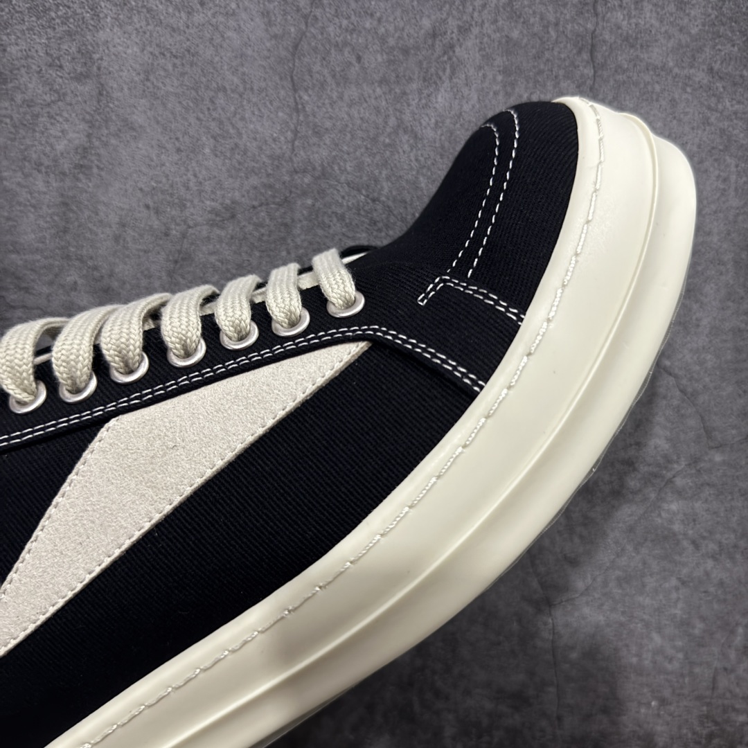 图片[6]-【莞顶渠道】瑞克 欧文斯Rick owens 主线 经典西瓜头 RO低帮黑白帆布 进口原料牛皮 莞产超级顶货 新配色陆续上架 产品只会越做越漂亮💯 鞋头采用原版一致工艺 又翘又歪的效果目前这个技术市面上的任何版本都达不到这个效果 私模开发 细节一步到位不敢说百分百💯保证有百分之98还原 慢工出细活 好的产品不怕晚 这次的开发针对艺术家 收藏家 高品质 的人群 水染粒面小牛皮材质，和针车间距都是极致还原！ 顶级头层的小牛皮，质感无敌，奢侈品的触感！ 定制品牌logo的拉链！超大一比一规格礼盒装，重达3斤以上，外加定制欧文斯保护盒！ 配有日文、英文，双语种配件卡片！细节诠释，一件不落。 鞋盒翻盖 三标，正面+底部都一一做到！虽然增加不了实质的成本，但是打磨产品的细节，再微小也会还原！ 尺码：35 36 37 38 39 40 41 42 43 44 45 46-选品中心