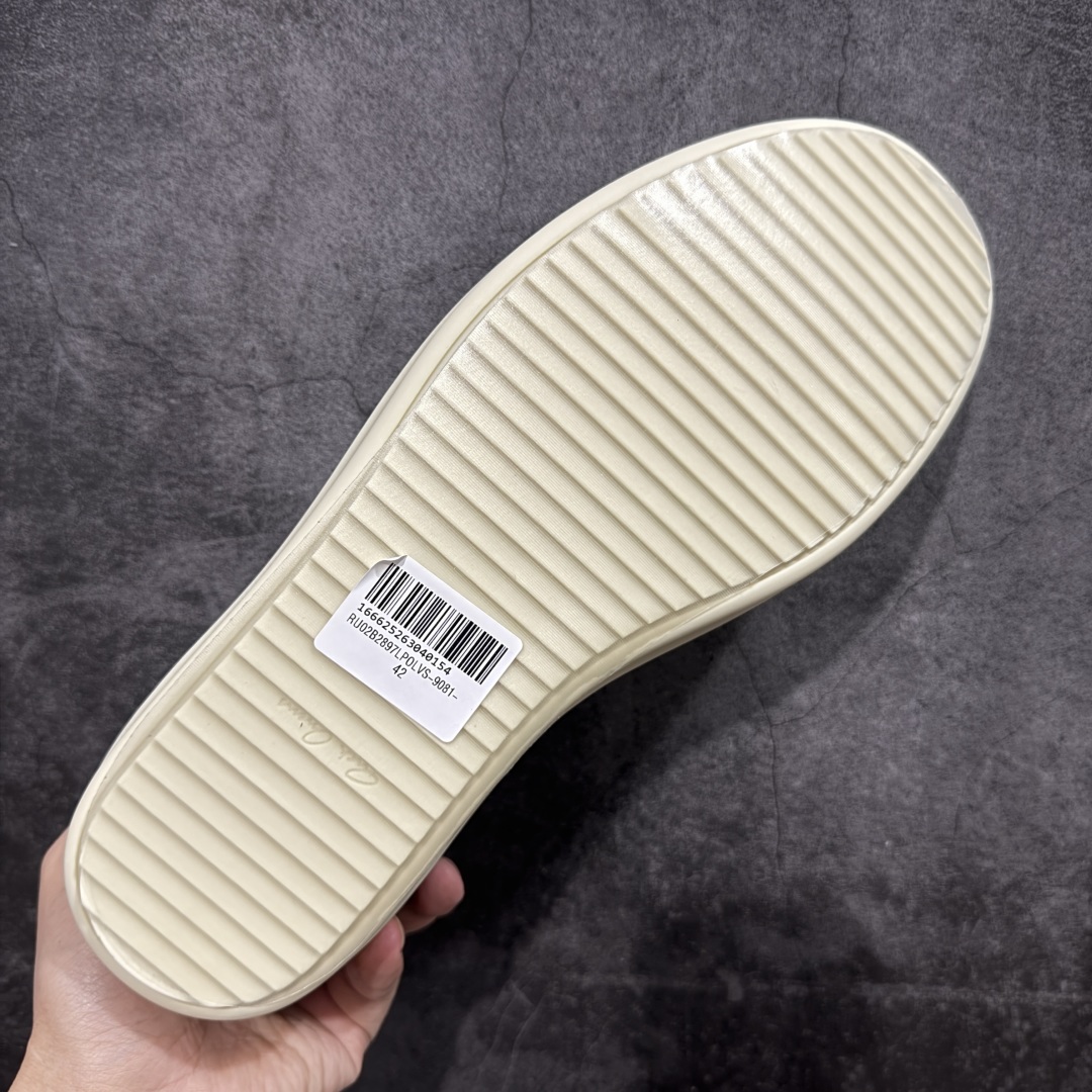 图片[9]-【莞顶渠道】瑞克 欧文斯Rick owens 主线 经典西瓜头 RO低帮黑白帆布 进口原料牛皮 莞产超级顶货 新配色陆续上架 产品只会越做越漂亮💯 鞋头采用原版一致工艺 又翘又歪的效果目前这个技术市面上的任何版本都达不到这个效果 私模开发 细节一步到位不敢说百分百💯保证有百分之98还原 慢工出细活 好的产品不怕晚 这次的开发针对艺术家 收藏家 高品质 的人群 水染粒面小牛皮材质，和针车间距都是极致还原！ 顶级头层的小牛皮，质感无敌，奢侈品的触感！ 定制品牌logo的拉链！超大一比一规格礼盒装，重达3斤以上，外加定制欧文斯保护盒！ 配有日文、英文，双语种配件卡片！细节诠释，一件不落。 鞋盒翻盖 三标，正面+底部都一一做到！虽然增加不了实质的成本，但是打磨产品的细节，再微小也会还原！ 尺码：35 36 37 38 39 40 41 42 43 44 45 46-选品中心