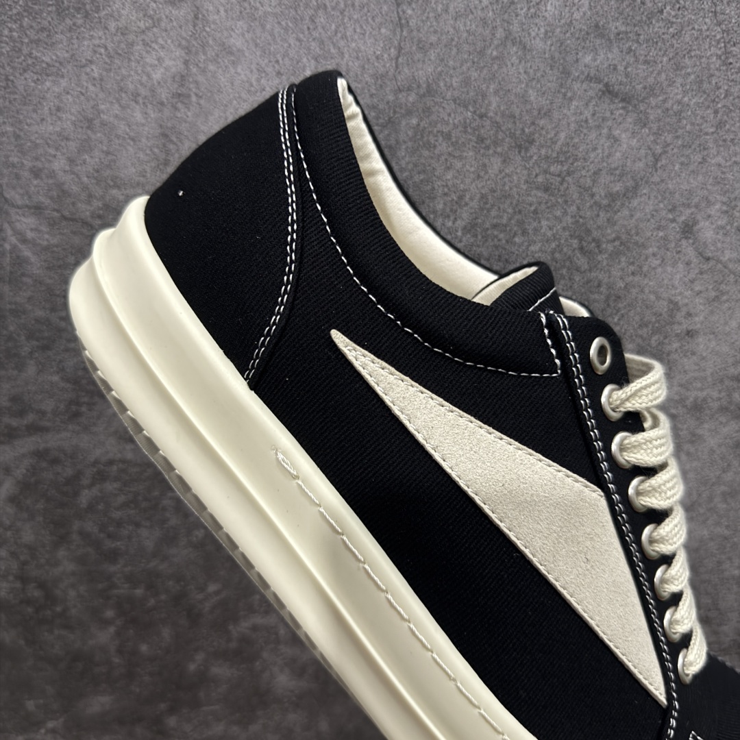 图片[7]-【莞顶渠道】瑞克 欧文斯Rick owens 主线 经典西瓜头 RO低帮黑白帆布 进口原料牛皮 莞产超级顶货 新配色陆续上架 产品只会越做越漂亮💯 鞋头采用原版一致工艺 又翘又歪的效果目前这个技术市面上的任何版本都达不到这个效果 私模开发 细节一步到位不敢说百分百💯保证有百分之98还原 慢工出细活 好的产品不怕晚 这次的开发针对艺术家 收藏家 高品质 的人群 水染粒面小牛皮材质，和针车间距都是极致还原！ 顶级头层的小牛皮，质感无敌，奢侈品的触感！ 定制品牌logo的拉链！超大一比一规格礼盒装，重达3斤以上，外加定制欧文斯保护盒！ 配有日文、英文，双语种配件卡片！细节诠释，一件不落。 鞋盒翻盖 三标，正面+底部都一一做到！虽然增加不了实质的成本，但是打磨产品的细节，再微小也会还原！ 尺码：35 36 37 38 39 40 41 42 43 44 45 46-选品中心