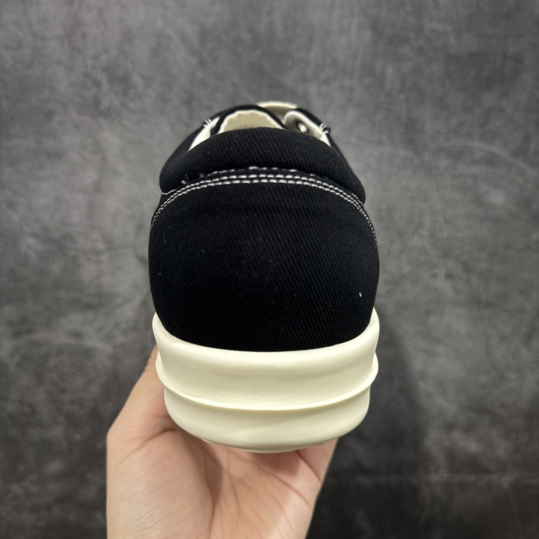 图片[4]-【莞顶渠道】瑞克 欧文斯Rick owens 主线 经典西瓜头 RO低帮黑白帆布 进口原料牛皮 莞产超级顶货 新配色陆续上架 产品只会越做越漂亮💯 鞋头采用原版一致工艺 又翘又歪的效果目前这个技术市面上的任何版本都达不到这个效果 私模开发 细节一步到位不敢说百分百💯保证有百分之98还原 慢工出细活 好的产品不怕晚 这次的开发针对艺术家 收藏家 高品质 的人群 水染粒面小牛皮材质，和针车间距都是极致还原！ 顶级头层的小牛皮，质感无敌，奢侈品的触感！ 定制品牌logo的拉链！超大一比一规格礼盒装，重达3斤以上，外加定制欧文斯保护盒！ 配有日文、英文，双语种配件卡片！细节诠释，一件不落。 鞋盒翻盖 三标，正面+底部都一一做到！虽然增加不了实质的成本，但是打磨产品的细节，再微小也会还原！ 尺码：35 36 37 38 39 40 41 42 43 44 45 46-选品中心