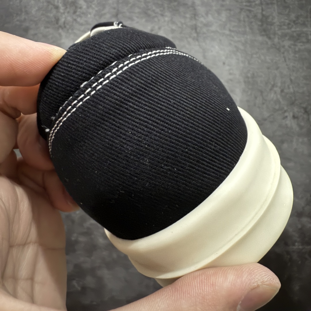 图片[2]-【莞顶渠道】瑞克 欧文斯Rick owens 主线 经典西瓜头 RO低帮黑白帆布 进口原料牛皮 莞产超级顶货 新配色陆续上架 产品只会越做越漂亮💯 鞋头采用原版一致工艺 又翘又歪的效果目前这个技术市面上的任何版本都达不到这个效果 私模开发 细节一步到位不敢说百分百💯保证有百分之98还原 慢工出细活 好的产品不怕晚 这次的开发针对艺术家 收藏家 高品质 的人群 水染粒面小牛皮材质，和针车间距都是极致还原！ 顶级头层的小牛皮，质感无敌，奢侈品的触感！ 定制品牌logo的拉链！超大一比一规格礼盒装，重达3斤以上，外加定制欧文斯保护盒！ 配有日文、英文，双语种配件卡片！细节诠释，一件不落。 鞋盒翻盖 三标，正面+底部都一一做到！虽然增加不了实质的成本，但是打磨产品的细节，再微小也会还原！ 尺码：35 36 37 38 39 40 41 42 43 44 45 46-选品中心