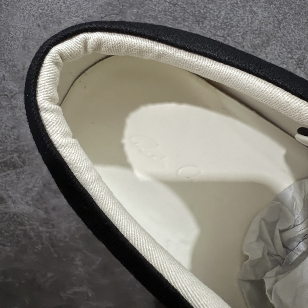 图片[6]-【莞顶渠道】瑞克 欧文斯Rick owens 主线 经典西瓜头 RO低帮黑白帆布 进口原料牛皮 莞产超级顶货 新配色陆续上架 产品只会越做越漂亮💯 鞋头采用原版一致工艺 又翘又歪的效果目前这个技术市面上的任何版本都达不到这个效果 私模开发 细节一步到位不敢说百分百💯保证有百分之98还原 慢工出细活 好的产品不怕晚 这次的开发针对艺术家 收藏家 高品质 的人群 水染粒面小牛皮材质，和针车间距都是极致还原！ 顶级头层的小牛皮，质感无敌，奢侈品的触感！ 定制品牌logo的拉链！超大一比一规格礼盒装，重达3斤以上，外加定制欧文斯保护盒！ 配有日文、英文，双语种配件卡片！细节诠释，一件不落。 鞋盒翻盖 三标，正面+底部都一一做到！虽然增加不了实质的成本，但是打磨产品的细节，再微小也会还原！ 尺码：35 36 37 38 39 40 41 42 43 44 45 46-选品中心