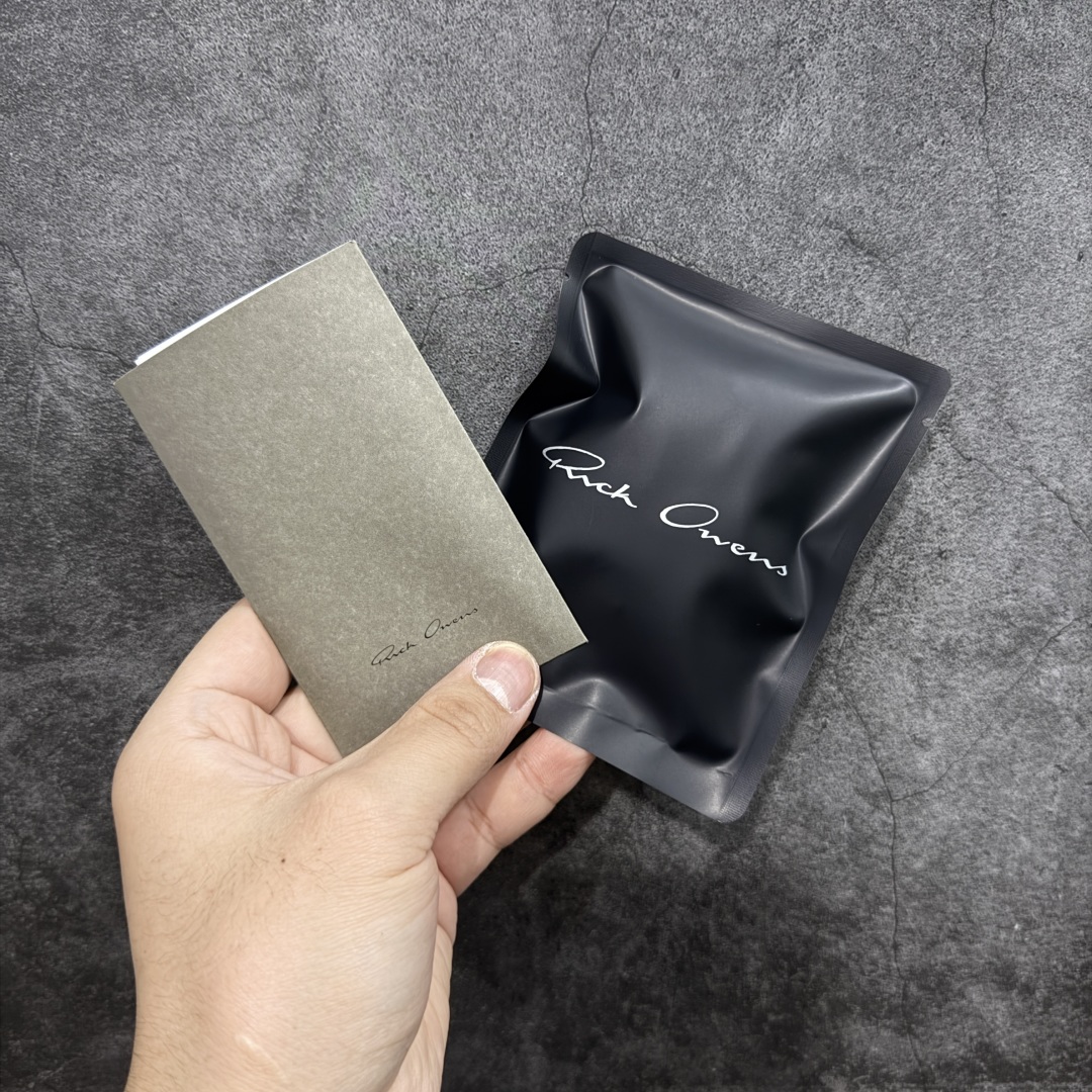 图片[8]-【莞顶渠道】瑞克 欧文斯Rick owens 主线 经典西瓜头 RO低帮黑白帆布 进口原料牛皮 莞产超级顶货 新配色陆续上架 产品只会越做越漂亮💯 鞋头采用原版一致工艺 又翘又歪的效果目前这个技术市面上的任何版本都达不到这个效果 私模开发 细节一步到位不敢说百分百💯保证有百分之98还原 慢工出细活 好的产品不怕晚 这次的开发针对艺术家 收藏家 高品质 的人群 水染粒面小牛皮材质，和针车间距都是极致还原！ 顶级头层的小牛皮，质感无敌，奢侈品的触感！ 定制品牌logo的拉链！超大一比一规格礼盒装，重达3斤以上，外加定制欧文斯保护盒！ 配有日文、英文，双语种配件卡片！细节诠释，一件不落。 鞋盒翻盖 三标，正面+底部都一一做到！虽然增加不了实质的成本，但是打磨产品的细节，再微小也会还原！ 尺码：35 36 37 38 39 40 41 42 43 44 45 46-选品中心