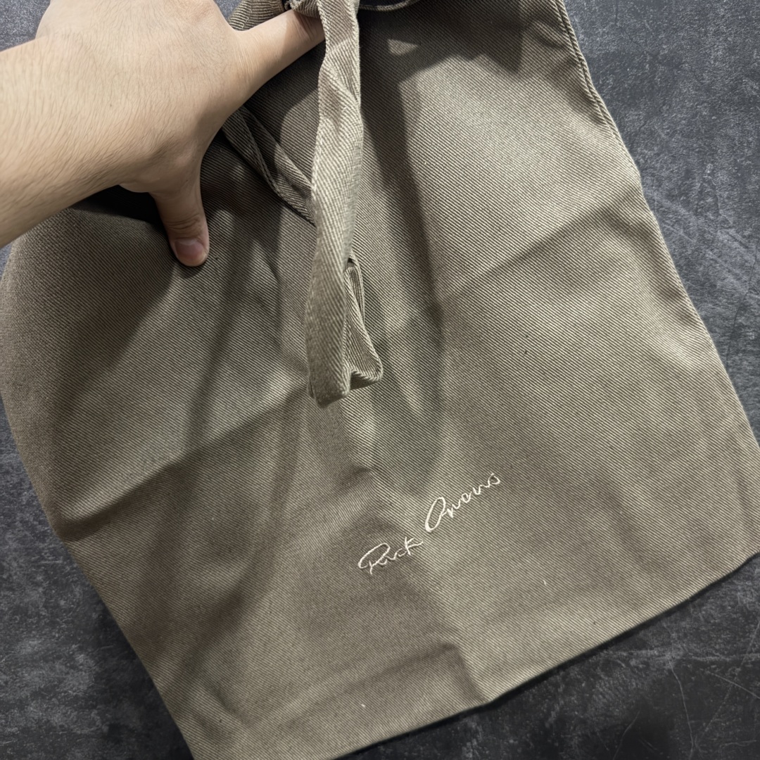 图片[9]-【莞顶渠道】瑞克 欧文斯Rick owens 主线 经典西瓜头 RO低帮黑白帆布 进口原料牛皮 莞产超级顶货 新配色陆续上架 产品只会越做越漂亮💯 鞋头采用原版一致工艺 又翘又歪的效果目前这个技术市面上的任何版本都达不到这个效果 私模开发 细节一步到位不敢说百分百💯保证有百分之98还原 慢工出细活 好的产品不怕晚 这次的开发针对艺术家 收藏家 高品质 的人群 水染粒面小牛皮材质，和针车间距都是极致还原！ 顶级头层的小牛皮，质感无敌，奢侈品的触感！ 定制品牌logo的拉链！超大一比一规格礼盒装，重达3斤以上，外加定制欧文斯保护盒！ 配有日文、英文，双语种配件卡片！细节诠释，一件不落。 鞋盒翻盖 三标，正面+底部都一一做到！虽然增加不了实质的成本，但是打磨产品的细节，再微小也会还原！ 尺码：35 36 37 38 39 40 41 42 43 44 45 46-选品中心