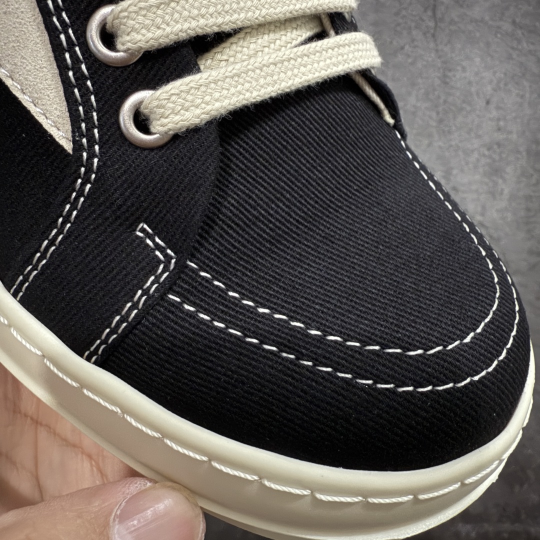 图片[4]-【莞顶渠道】瑞克 欧文斯Rick owens 主线 经典西瓜头 RO低帮黑白帆布 进口原料牛皮 莞产超级顶货 新配色陆续上架 产品只会越做越漂亮💯 鞋头采用原版一致工艺 又翘又歪的效果目前这个技术市面上的任何版本都达不到这个效果 私模开发 细节一步到位不敢说百分百💯保证有百分之98还原 慢工出细活 好的产品不怕晚 这次的开发针对艺术家 收藏家 高品质 的人群 水染粒面小牛皮材质，和针车间距都是极致还原！ 顶级头层的小牛皮，质感无敌，奢侈品的触感！ 定制品牌logo的拉链！超大一比一规格礼盒装，重达3斤以上，外加定制欧文斯保护盒！ 配有日文、英文，双语种配件卡片！细节诠释，一件不落。 鞋盒翻盖 三标，正面+底部都一一做到！虽然增加不了实质的成本，但是打磨产品的细节，再微小也会还原！ 尺码：35 36 37 38 39 40 41 42 43 44 45 46-选品中心