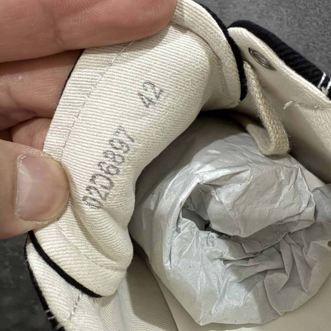 图片[5]-【莞顶渠道】瑞克 欧文斯Rick owens 主线 经典西瓜头 RO低帮黑白帆布 进口原料牛皮 莞产超级顶货 新配色陆续上架 产品只会越做越漂亮💯 鞋头采用原版一致工艺 又翘又歪的效果目前这个技术市面上的任何版本都达不到这个效果 私模开发 细节一步到位不敢说百分百💯保证有百分之98还原 慢工出细活 好的产品不怕晚 这次的开发针对艺术家 收藏家 高品质 的人群 水染粒面小牛皮材质，和针车间距都是极致还原！ 顶级头层的小牛皮，质感无敌，奢侈品的触感！ 定制品牌logo的拉链！超大一比一规格礼盒装，重达3斤以上，外加定制欧文斯保护盒！ 配有日文、英文，双语种配件卡片！细节诠释，一件不落。 鞋盒翻盖 三标，正面+底部都一一做到！虽然增加不了实质的成本，但是打磨产品的细节，再微小也会还原！ 尺码：35 36 37 38 39 40 41 42 43 44 45 46-选品中心