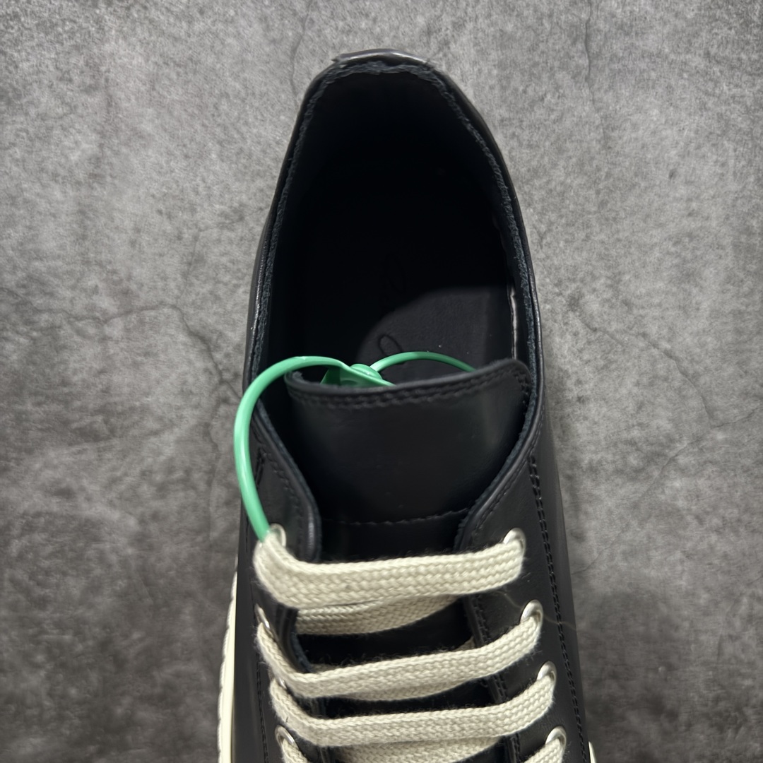 图片[8]-【莞顶渠道】RO瑞克 欧文斯Rick owens 粗绑带 黑白 进口原料牛皮 莞产超级顶货 新配色陆续上架 产品只会越做越漂亮💯 鞋头采用原版一致工艺 又翘又歪的效果目前这个技术市面上的任何版本都达不到这个效果 私模开发 细节一步到位不敢说百分百💯保证有百分之98还原 慢工出细活 好的产品不怕晚 这次的开发针对艺术家 收藏家 高品质 的人群 水染粒面小牛皮材质，和针车间距都是极致还原！ 顶级头层的小牛皮，质感无敌，奢侈品的触感！ 定制品牌logo的拉链！超大一比一规格礼盒装，重达3斤以上，外加定制欧文斯保护盒！ 配有日文、英文，双语种配件卡片！细节诠释，一件不落。 鞋盒翻盖 三标，正面+底部都一一做到！虽然增加不了实质的成本，但是打磨产品的细节，再微小也会还原！ 尺码：35 36 37 38 39 40 41 42 43 44 45 46-选品中心